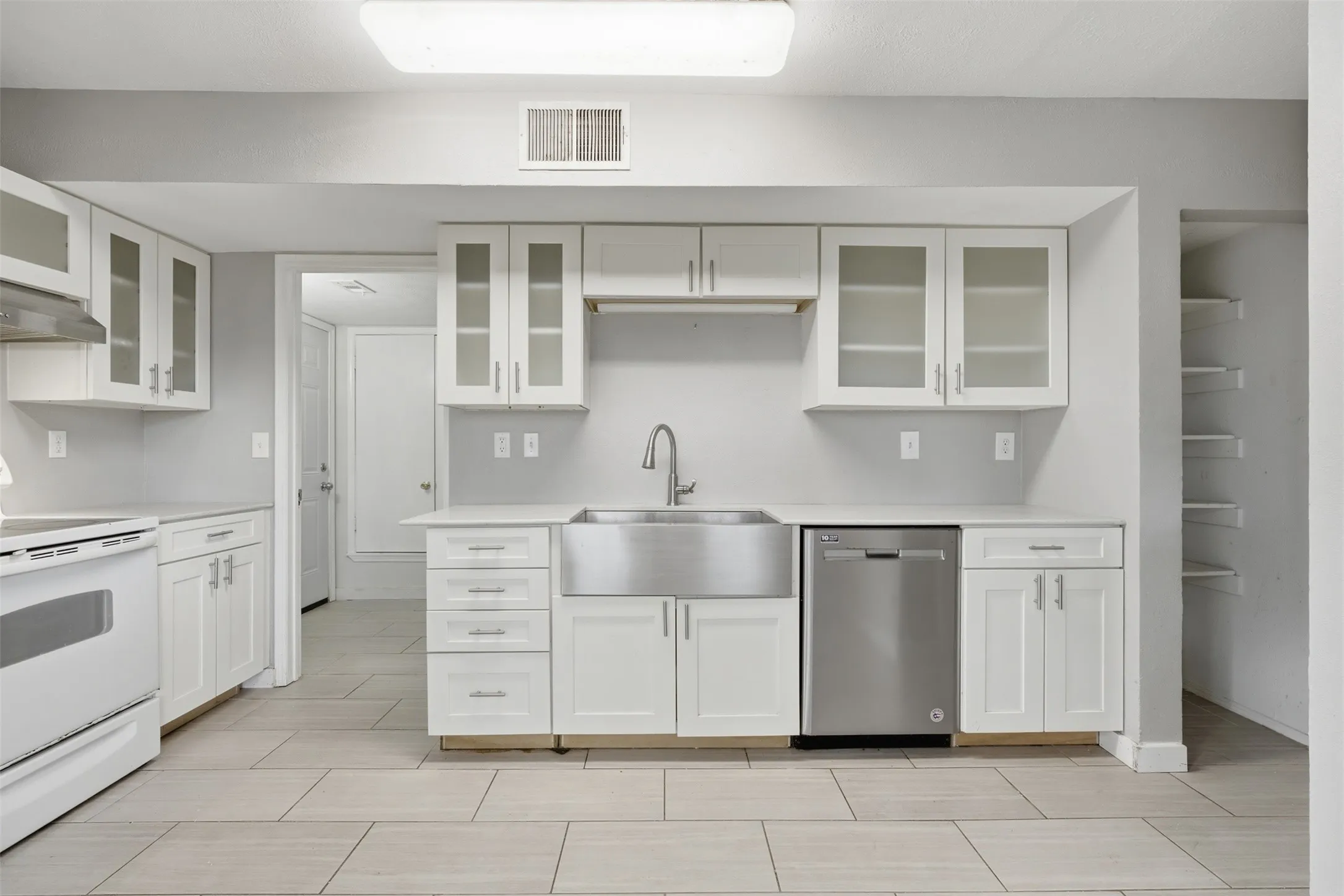 Single Family Residence For Sale in Tarrant County , 3211 Forest Creek Drive, Fort Worth, Texas 76123, 3 Bedroom, 3 Bathroom, 2 Garage spaces, 1,477 Sqft, built in 1987, mls#21393960, Real Estate Agent in Fort Worth, Homes For Sale in Tarrant county, Homes For Sale in Fort Worth, Realtor in Fort Worth Texas, Real Estate Brokerage Independent Realty Texas, Luminita Cordes Realtor