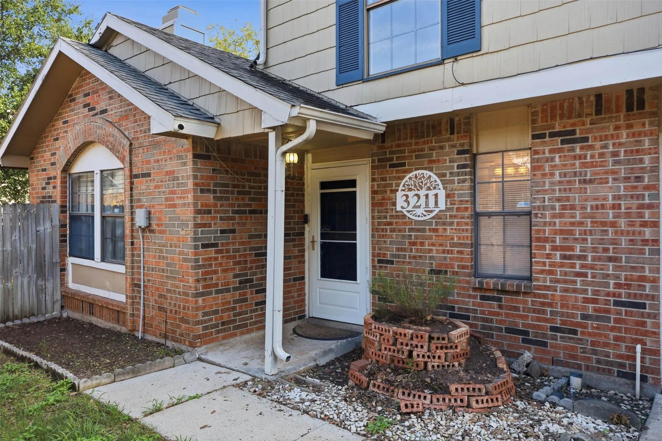 Single Family Residence For Sale in Tarrant County , 3211 Forest Creek Drive, Fort Worth, Texas 76123, 3 Bedroom, 3 Bathroom, 2 Garage spaces, 1,477 Sqft, built in 1987, mls#21393960, Real Estate Agent in Fort Worth, Homes For Sale in Tarrant county, Homes For Sale in Fort Worth, Realtor in Fort Worth Texas, Real Estate Brokerage Independent Realty Texas, Luminita Cordes Realtor