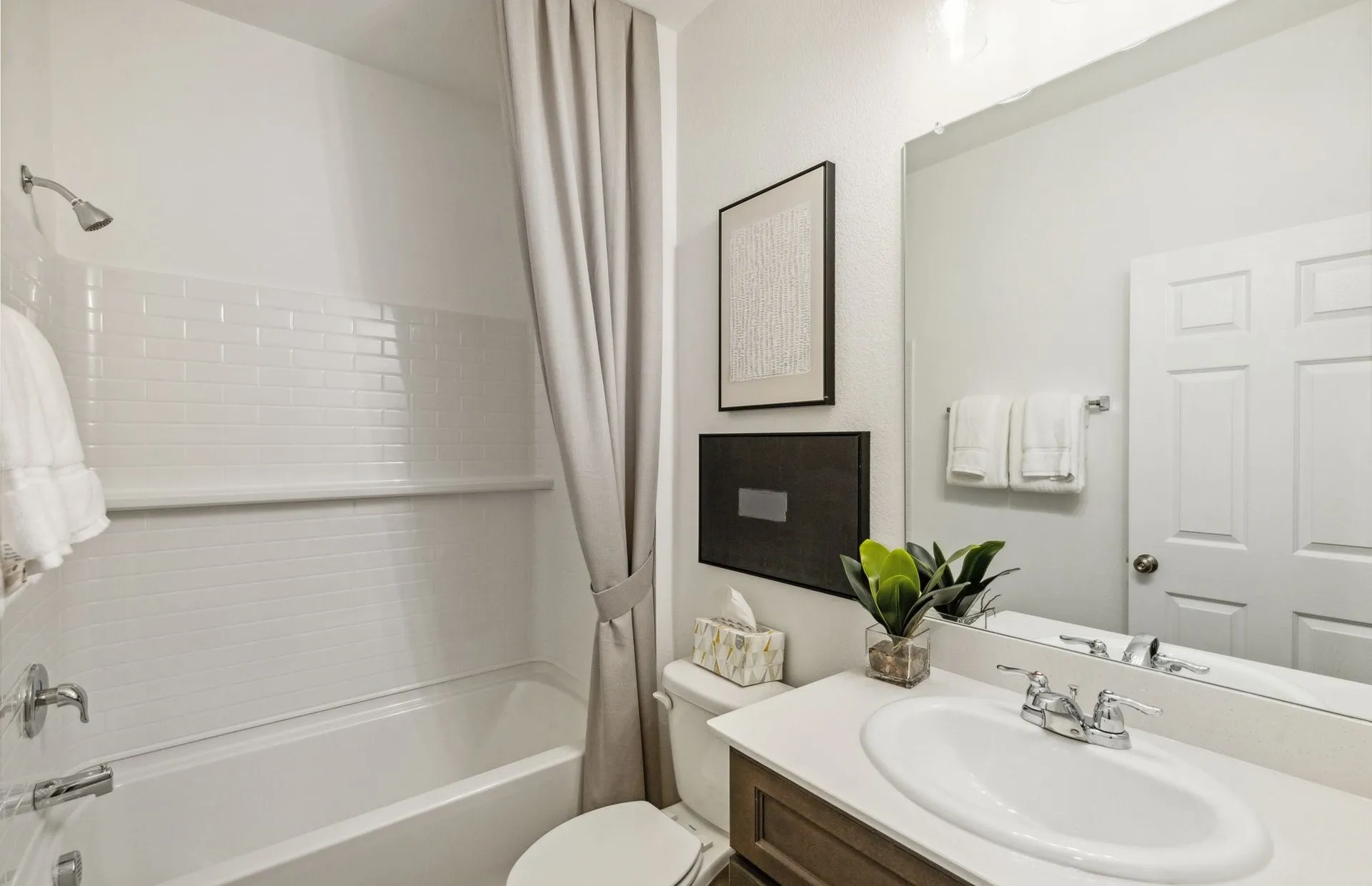 *Model Representation - Spacious secondary bathroom