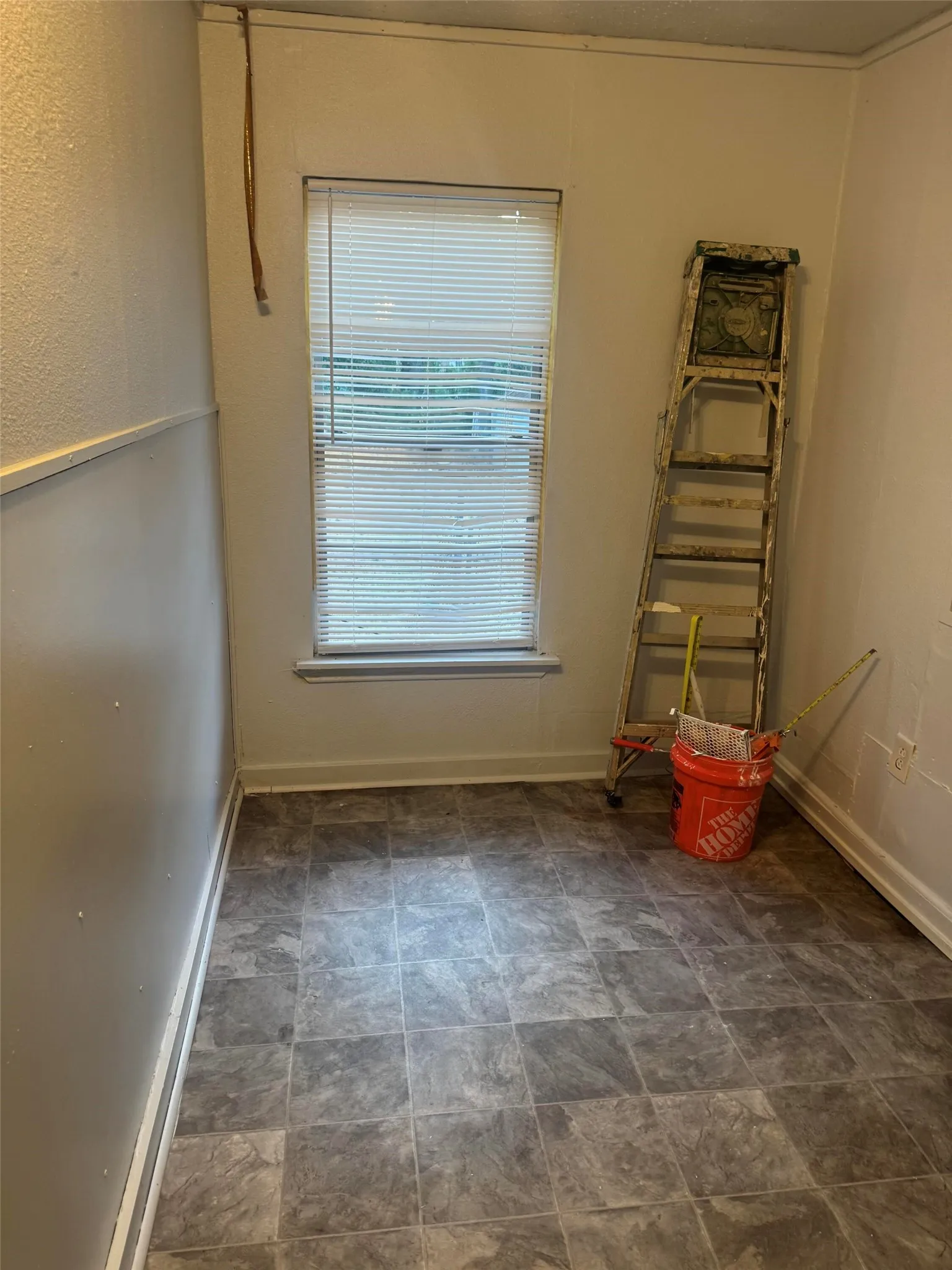 Single Family Residence For Sale in Dallas County , 803 N Joe Wilson Road, Cedar Hill, Texas 75104, 3 Bedroom, 2 Bathroom, Garage spaces, 1,700 Sqft, built in 1940, mls#21394084, Real Estate Agent in Cedar Hill, Homes For Sale in Dallas county, Homes For Sale in Cedar Hill, Realtor in Cedar Hill Texas, Real Estate Brokerage Independent Realty Texas, Luminita Cordes Realtor
