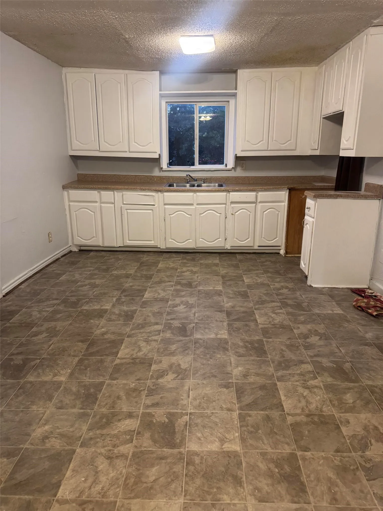 Single Family Residence For Sale in Dallas County , 803 N Joe Wilson Road, Cedar Hill, Texas 75104, 3 Bedroom, 2 Bathroom, Garage spaces, 1,700 Sqft, built in 1940, mls#21394084, Real Estate Agent in Cedar Hill, Homes For Sale in Dallas county, Homes For Sale in Cedar Hill, Realtor in Cedar Hill Texas, Real Estate Brokerage Independent Realty Texas, Luminita Cordes Realtor