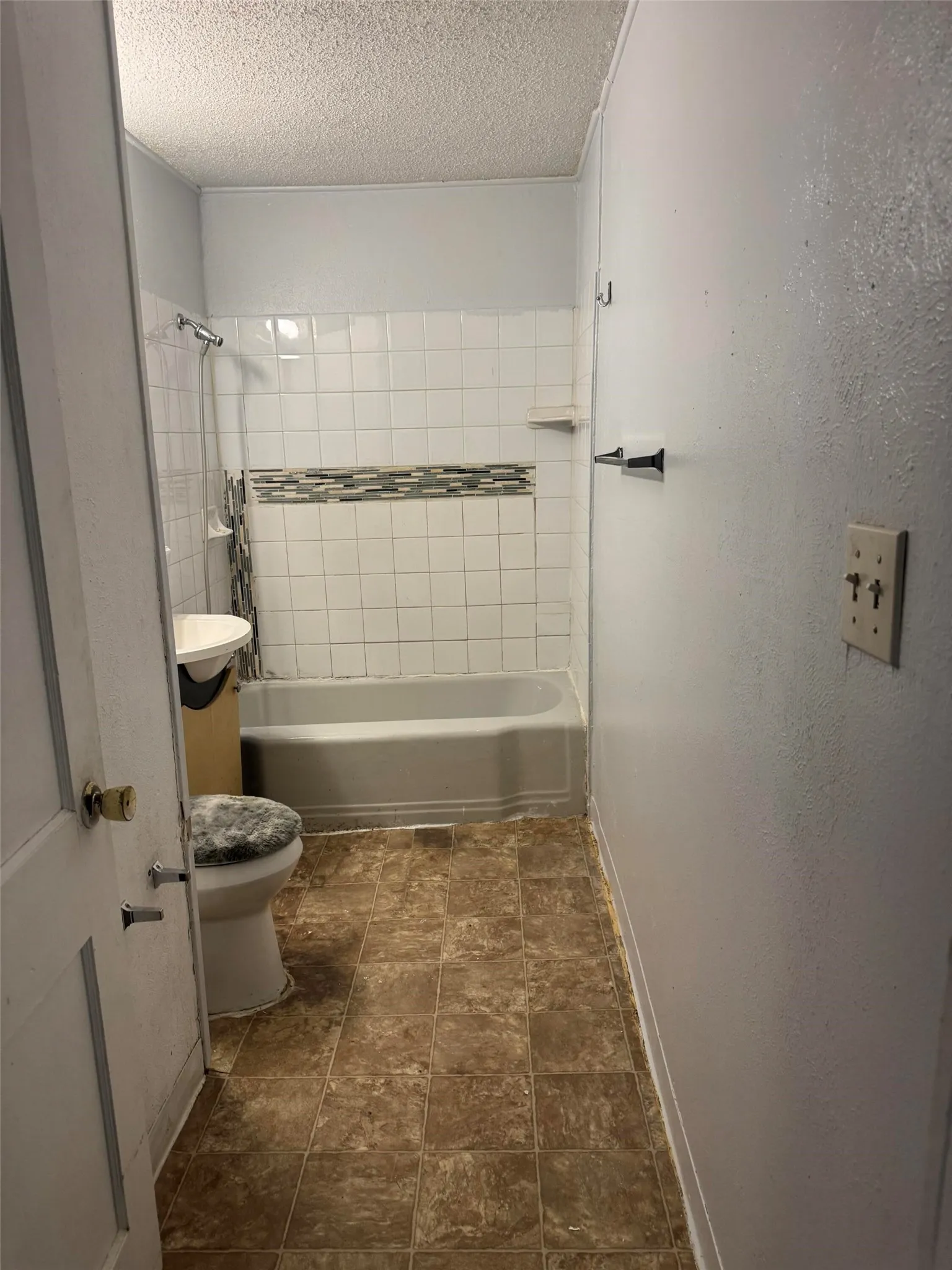 Single Family Residence For Sale in Dallas County , 803 N Joe Wilson Road, Cedar Hill, Texas 75104, 3 Bedroom, 2 Bathroom, Garage spaces, 1,700 Sqft, built in 1940, mls#21394084, Real Estate Agent in Cedar Hill, Homes For Sale in Dallas county, Homes For Sale in Cedar Hill, Realtor in Cedar Hill Texas, Real Estate Brokerage Independent Realty Texas, Luminita Cordes Realtor