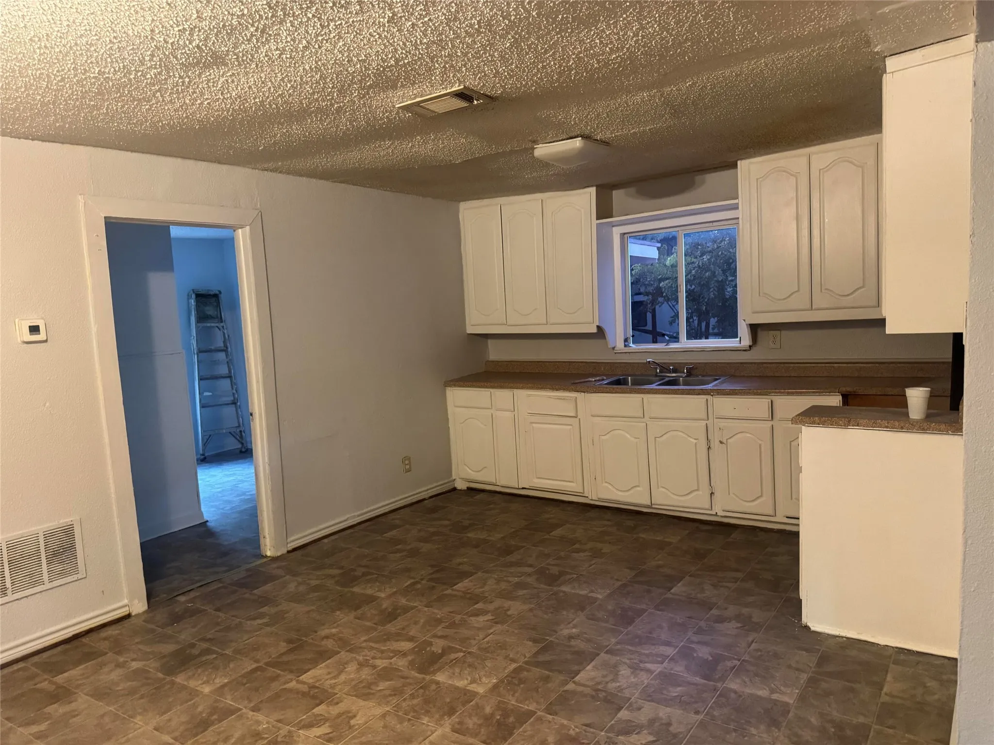Single Family Residence For Sale in Dallas County , 803 N Joe Wilson Road, Cedar Hill, Texas 75104, 3 Bedroom, 2 Bathroom, Garage spaces, 1,700 Sqft, built in 1940, mls#21394084, Real Estate Agent in Cedar Hill, Homes For Sale in Dallas county, Homes For Sale in Cedar Hill, Realtor in Cedar Hill Texas, Real Estate Brokerage Independent Realty Texas, Luminita Cordes Realtor