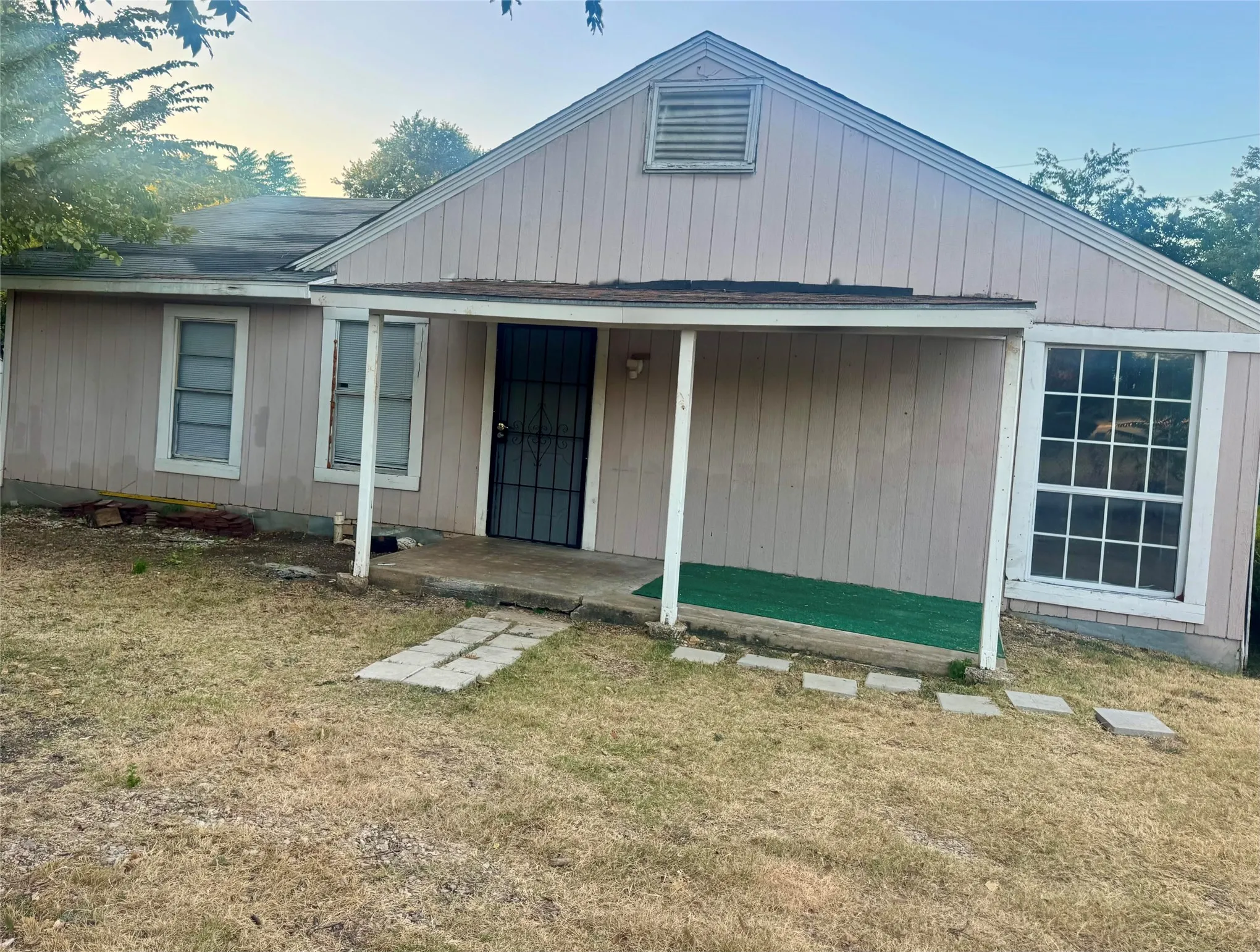 Single Family Residence For Sale in Dallas County , 803 N Joe Wilson Road, Cedar Hill, Texas 75104, 3 Bedroom, 2 Bathroom, Garage spaces, 1,700 Sqft, built in 1940, mls#21394084, Real Estate Agent in Cedar Hill, Homes For Sale in Dallas county, Homes For Sale in Cedar Hill, Realtor in Cedar Hill Texas, Real Estate Brokerage Independent Realty Texas, Luminita Cordes Realtor