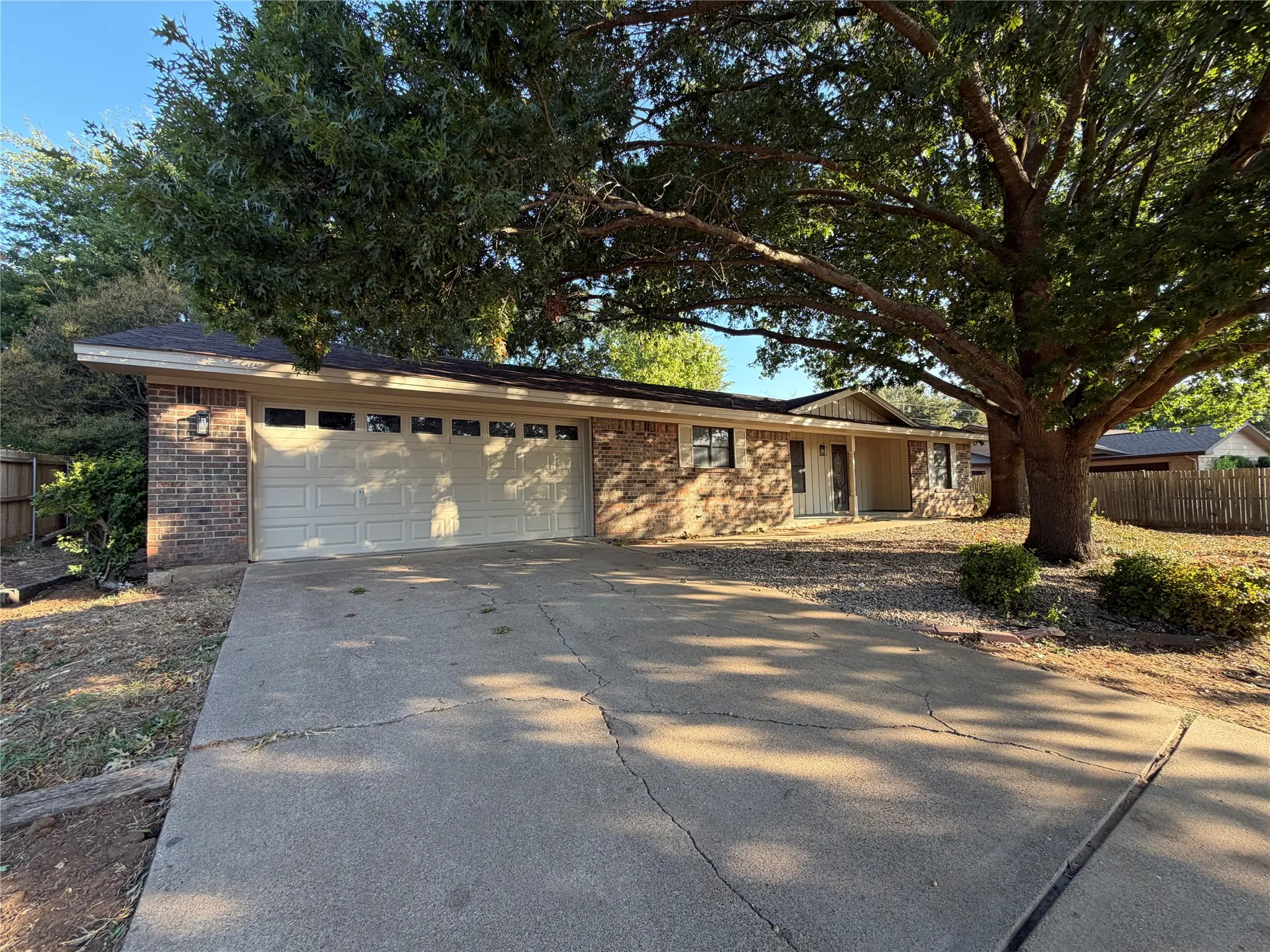 Single Family Residence For Rent in Hood County , 6203 Circo Drive, De Cordova, Texas 76049, 3 Bedroom, 2 Bathroom, 2 Garage spaces, 1,905 Sqft, built in 1978, mls#21393297, Real Estate Agent in De Cordova, Homes For Rent in Hood county, Homes For Rent in De Cordova, Realtor in De Cordova Texas, Real Estate Brokerage Independent Realty Texas, Luminita Cordes Realtor