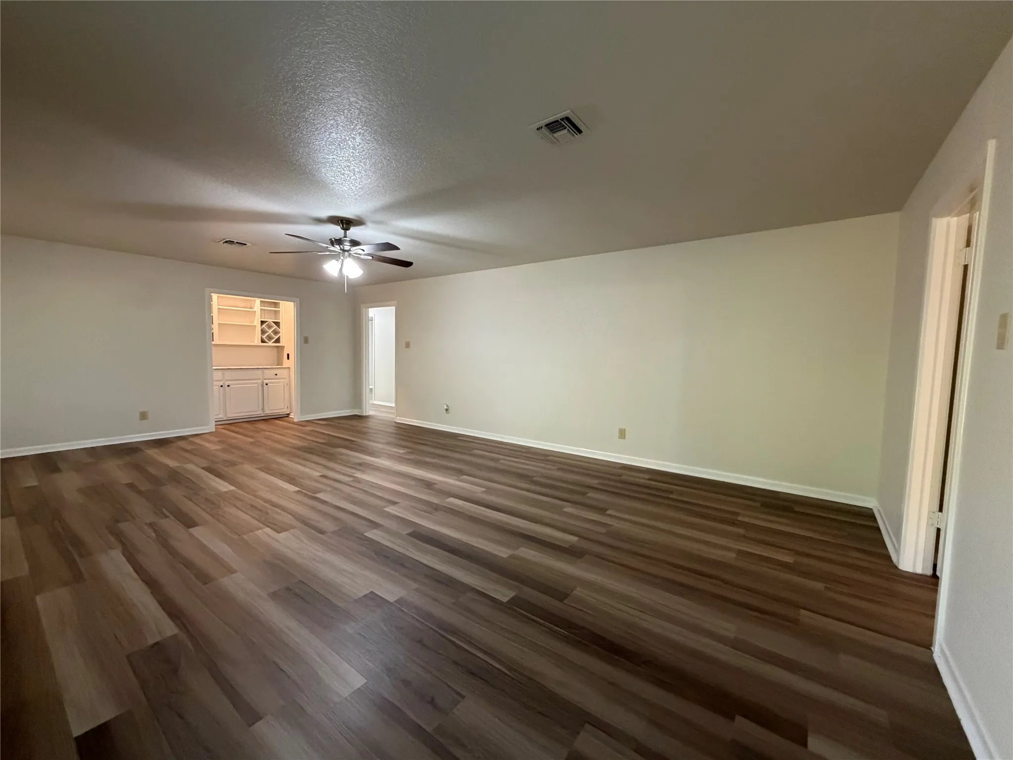 Single Family Residence For Rent in Hood County , 6203 Circo Drive, De Cordova, Texas 76049, 3 Bedroom, 2 Bathroom, 2 Garage spaces, 1,905 Sqft, built in 1978, mls#21393297, Real Estate Agent in De Cordova, Homes For Rent in Hood county, Homes For Rent in De Cordova, Realtor in De Cordova Texas, Real Estate Brokerage Independent Realty Texas, Luminita Cordes Realtor