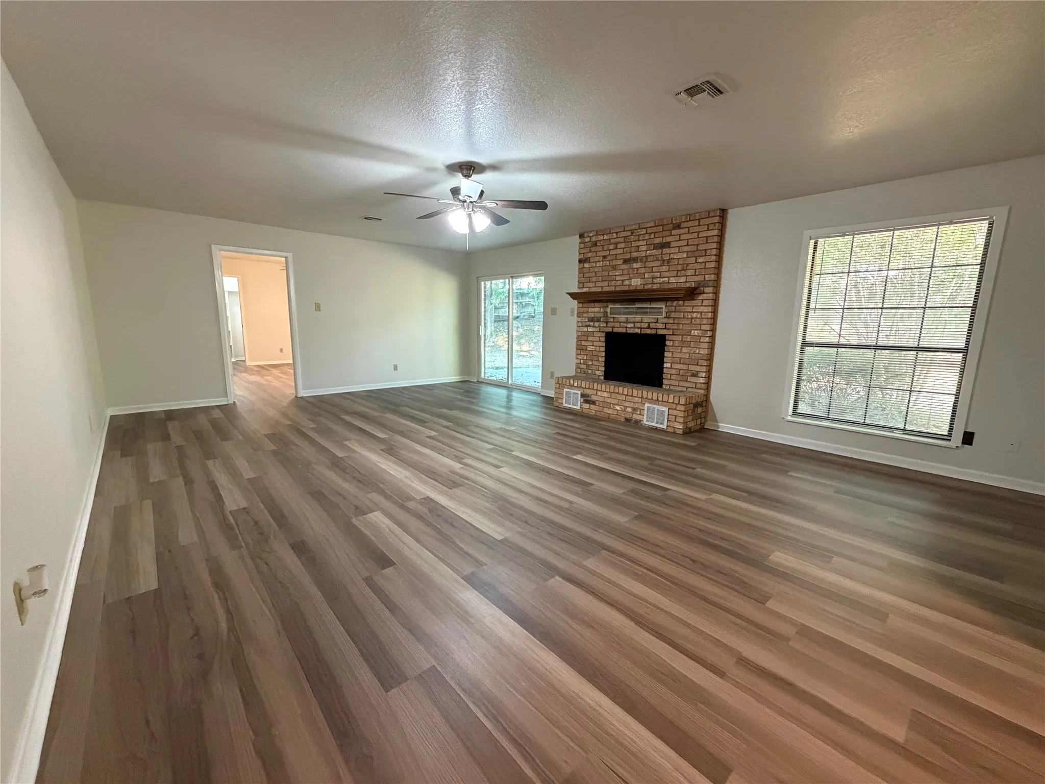 Single Family Residence For Rent in Hood County , 6203 Circo Drive, De Cordova, Texas 76049, 3 Bedroom, 2 Bathroom, 2 Garage spaces, 1,905 Sqft, built in 1978, mls#21393297, Real Estate Agent in De Cordova, Homes For Rent in Hood county, Homes For Rent in De Cordova, Realtor in De Cordova Texas, Real Estate Brokerage Independent Realty Texas, Luminita Cordes Realtor