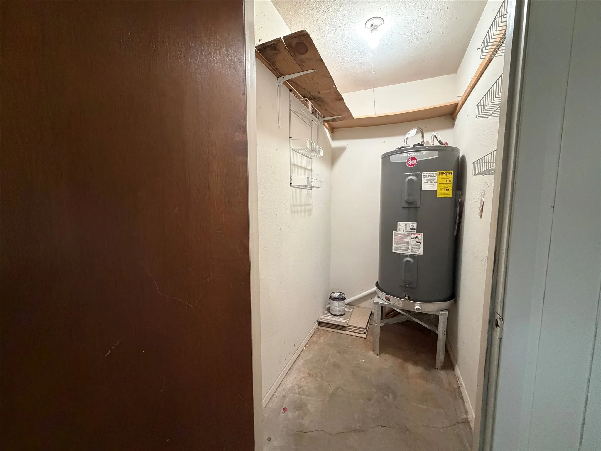 Single Family Residence For Rent in Hood County , 6203 Circo Drive, De Cordova, Texas 76049, 3 Bedroom, 2 Bathroom, 2 Garage spaces, 1,905 Sqft, built in 1978, mls#21393297, Real Estate Agent in De Cordova, Homes For Rent in Hood county, Homes For Rent in De Cordova, Realtor in De Cordova Texas, Real Estate Brokerage Independent Realty Texas, Luminita Cordes Realtor