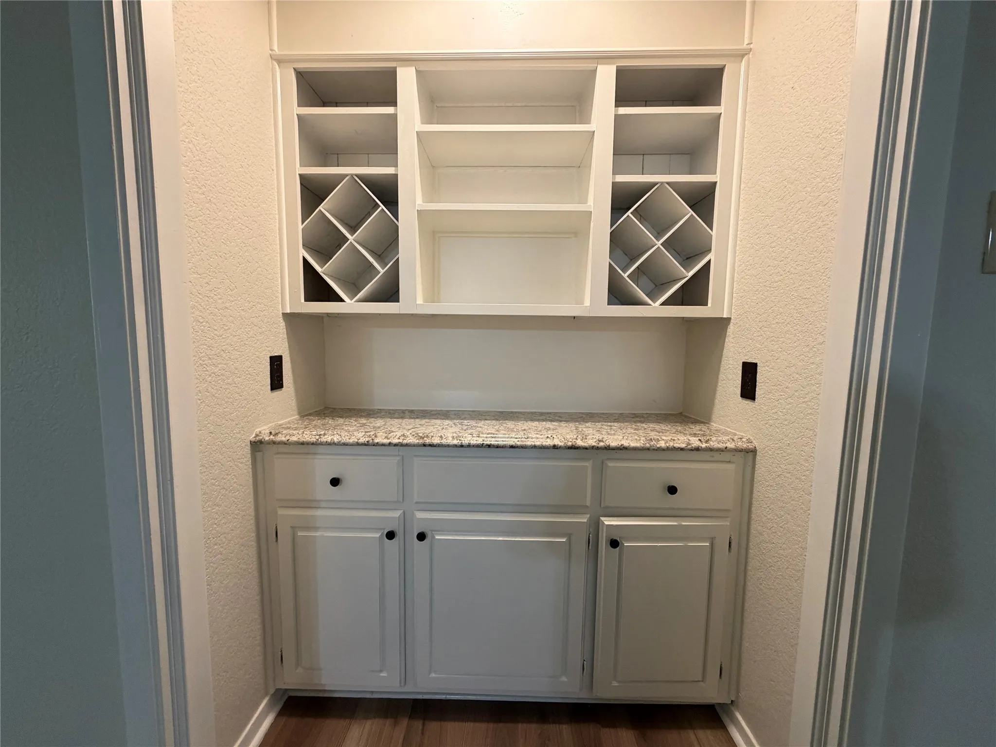 Single Family Residence For Rent in Hood County , 6203 Circo Drive, De Cordova, Texas 76049, 3 Bedroom, 2 Bathroom, 2 Garage spaces, 1,905 Sqft, built in 1978, mls#21393297, Real Estate Agent in De Cordova, Homes For Rent in Hood county, Homes For Rent in De Cordova, Realtor in De Cordova Texas, Real Estate Brokerage Independent Realty Texas, Luminita Cordes Realtor