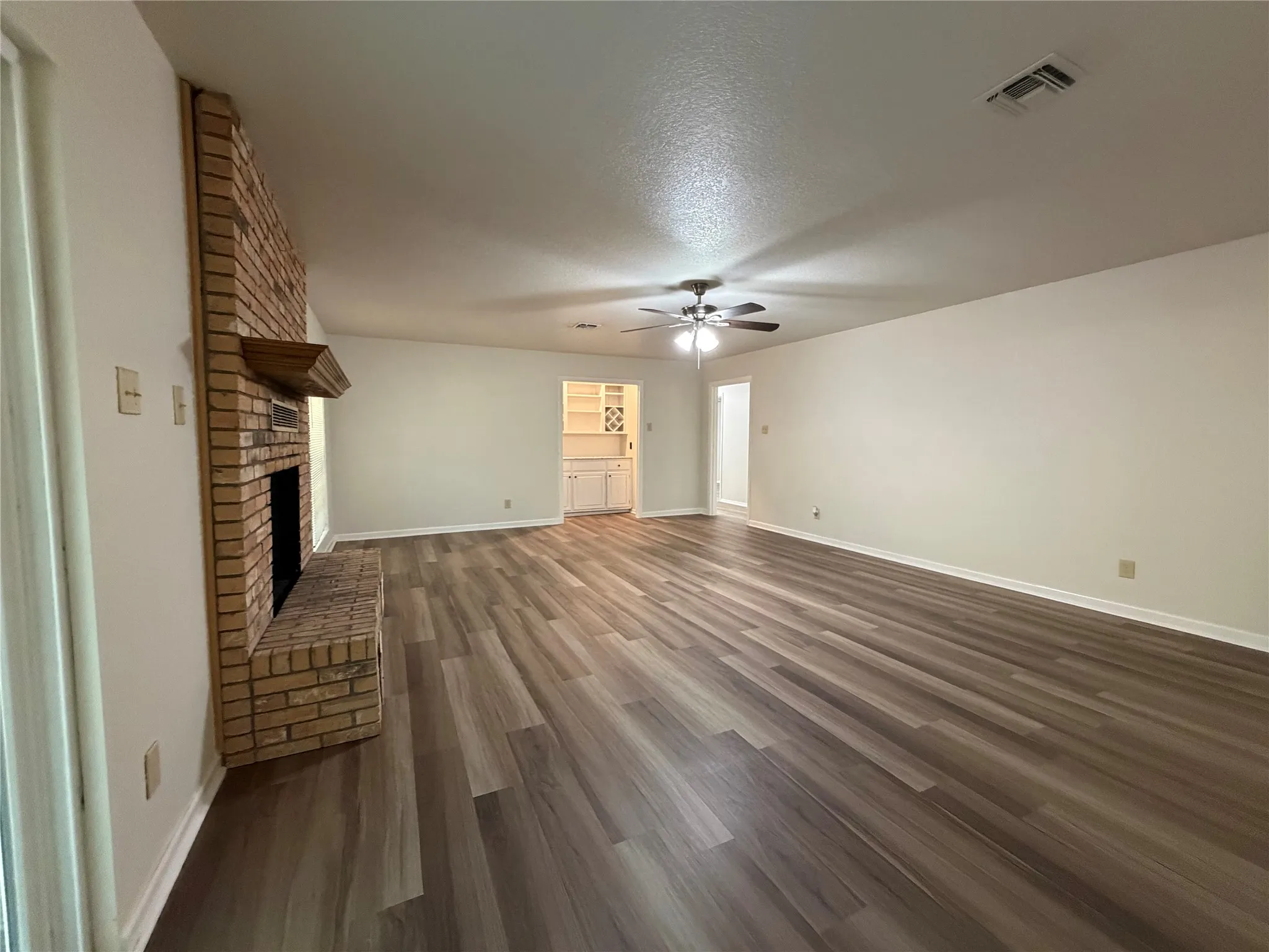 Single Family Residence For Rent in Hood County , 6203 Circo Drive, De Cordova, Texas 76049, 3 Bedroom, 2 Bathroom, 2 Garage spaces, 1,905 Sqft, built in 1978, mls#21393297, Real Estate Agent in De Cordova, Homes For Rent in Hood county, Homes For Rent in De Cordova, Realtor in De Cordova Texas, Real Estate Brokerage Independent Realty Texas, Luminita Cordes Realtor
