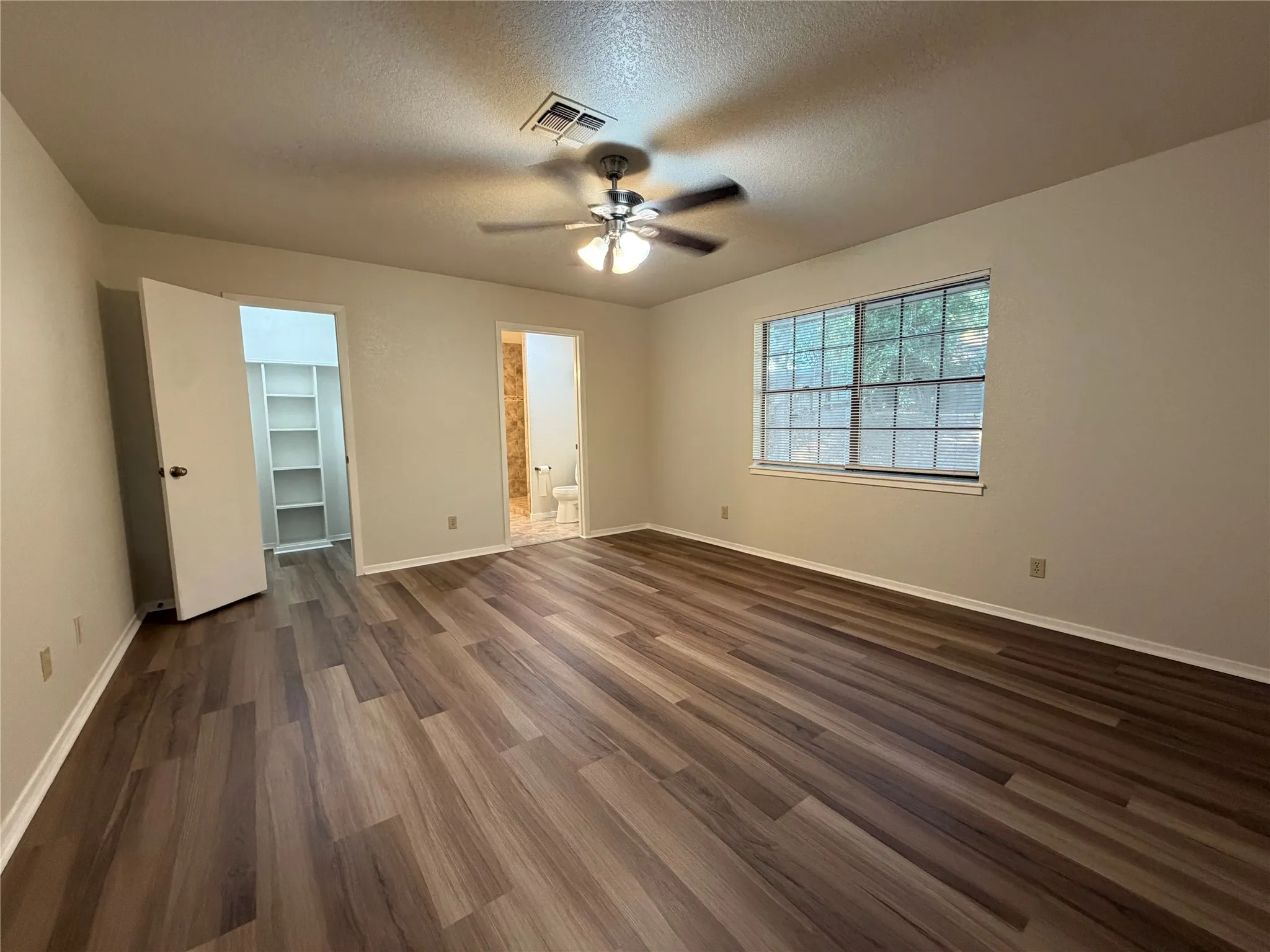 Single Family Residence For Rent in Hood County , 6203 Circo Drive, De Cordova, Texas 76049, 3 Bedroom, 2 Bathroom, 2 Garage spaces, 1,905 Sqft, built in 1978, mls#21393297, Real Estate Agent in De Cordova, Homes For Rent in Hood county, Homes For Rent in De Cordova, Realtor in De Cordova Texas, Real Estate Brokerage Independent Realty Texas, Luminita Cordes Realtor