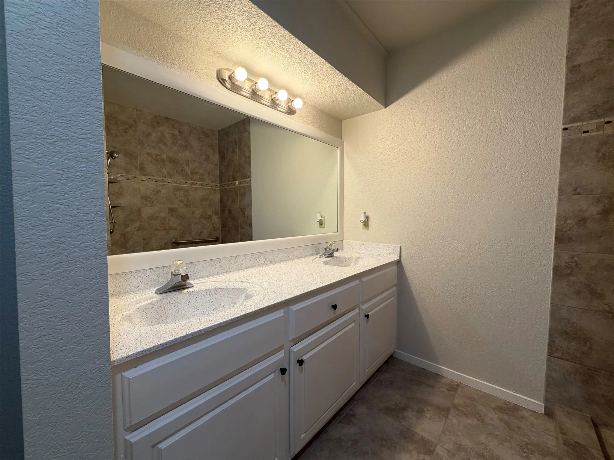 Single Family Residence For Rent in Hood County , 6203 Circo Drive, De Cordova, Texas 76049, 3 Bedroom, 2 Bathroom, 2 Garage spaces, 1,905 Sqft, built in 1978, mls#21393297, Real Estate Agent in De Cordova, Homes For Rent in Hood county, Homes For Rent in De Cordova, Realtor in De Cordova Texas, Real Estate Brokerage Independent Realty Texas, Luminita Cordes Realtor