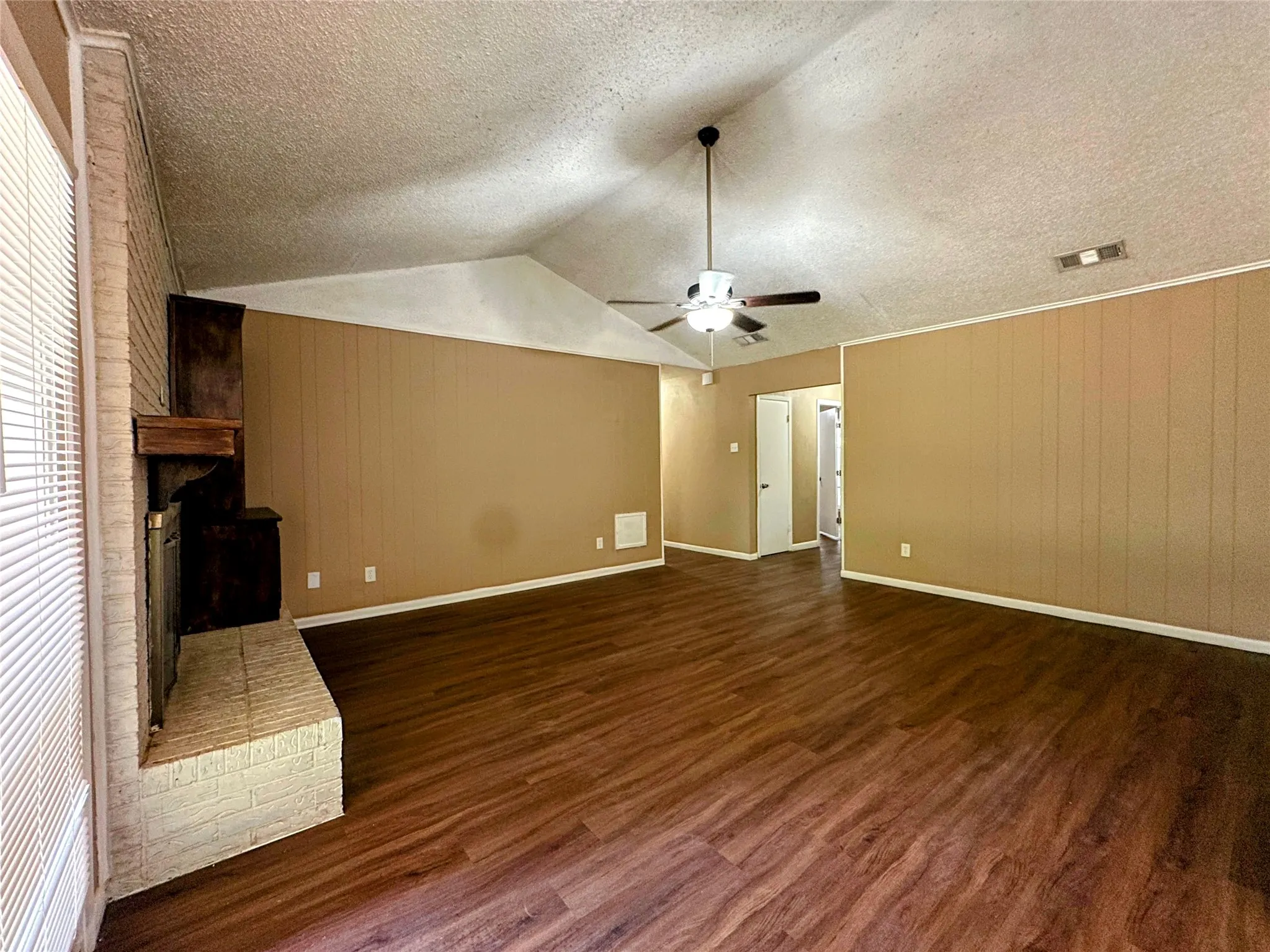 Single Family Residence For Rent in Denton County , 1204 Cordell Street, Denton, Texas 76201, 4 Bedroom, 2 Bathroom, 2 Garage spaces, 1,513 Sqft, built in 1977, mls#21394097, Real Estate Agent in Denton, Homes For Rent in Denton county, Homes For Rent in Denton, Realtor in Denton Texas, Real Estate Brokerage Independent Realty Texas, Luminita Cordes Realtor