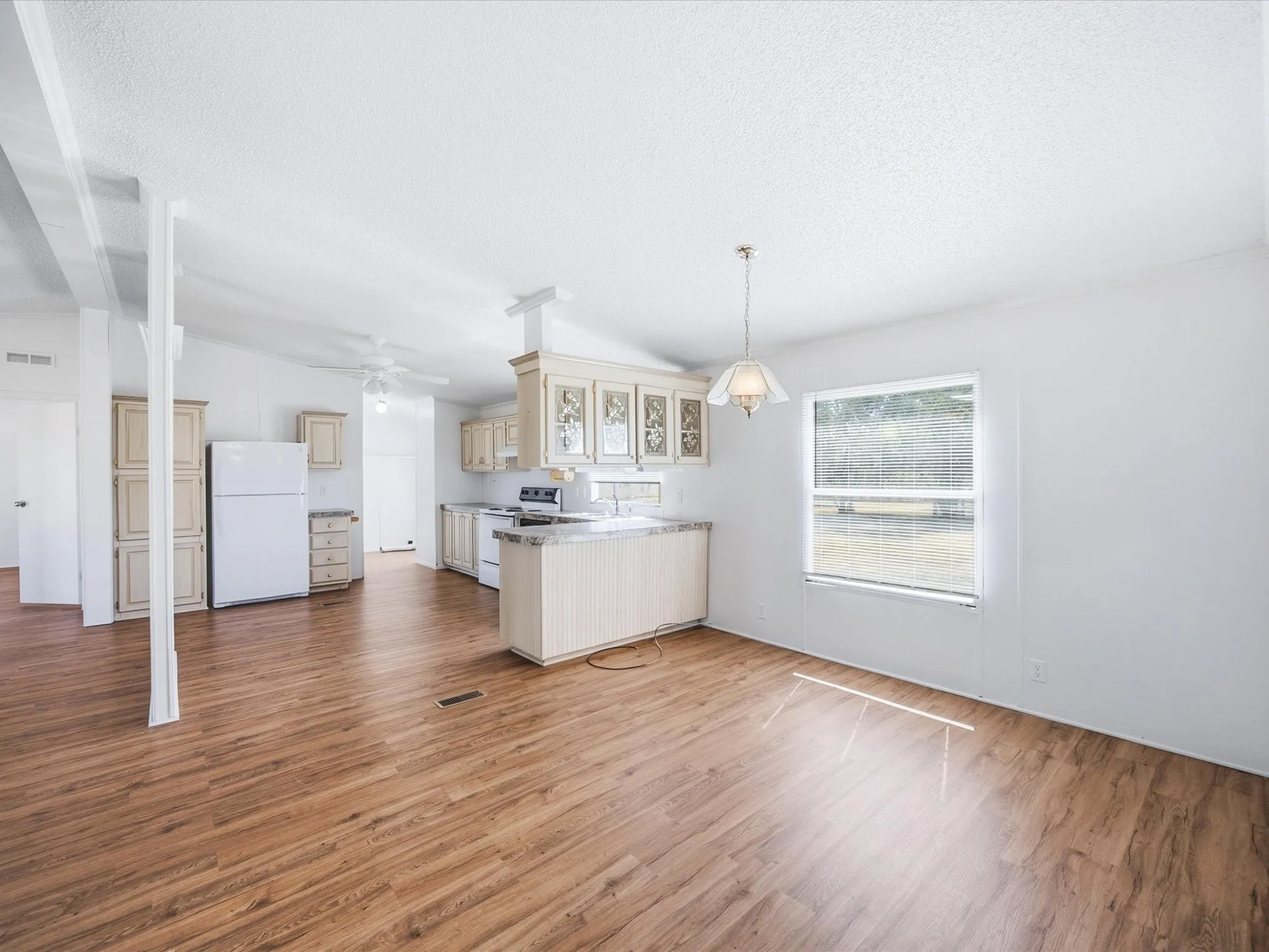 Manufactured Home For Rent in Johnson County , 3817 County Road 616, Alvarado, Texas 76009, 3 Bedroom, 2 Bathroom, Garage spaces, 1,624 Sqft, built in 1993, mls#21393996, Real Estate Agent in Alvarado, Homes For Rent in Johnson county, Homes For Rent in Alvarado, Realtor in Alvarado Texas, Real Estate Brokerage Independent Realty Texas, Luminita Cordes Realtor