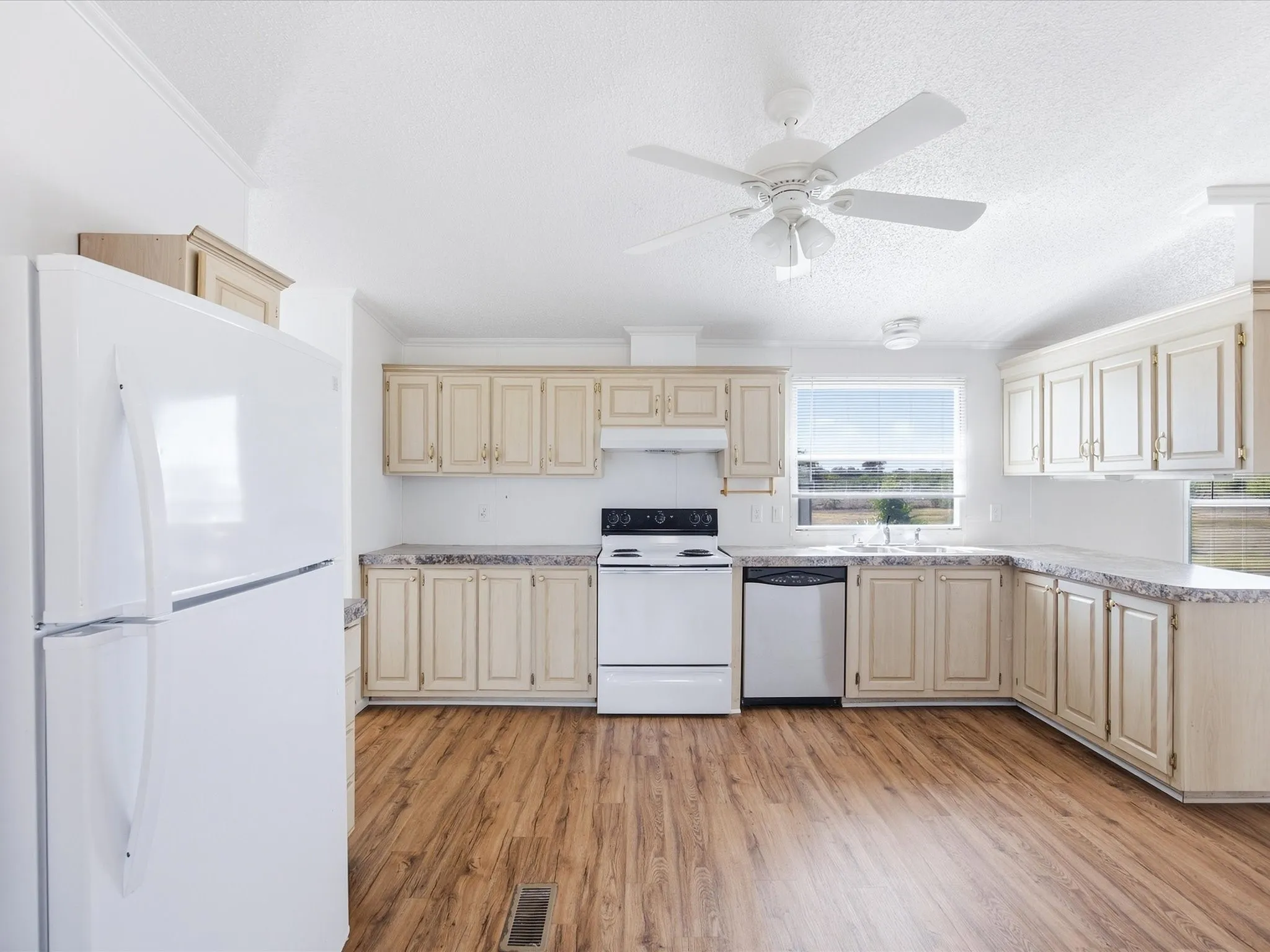 Manufactured Home For Rent in Johnson County , 3817 County Road 616, Alvarado, Texas 76009, 3 Bedroom, 2 Bathroom, Garage spaces, 1,624 Sqft, built in 1993, mls#21393996, Real Estate Agent in Alvarado, Homes For Rent in Johnson county, Homes For Rent in Alvarado, Realtor in Alvarado Texas, Real Estate Brokerage Independent Realty Texas, Luminita Cordes Realtor