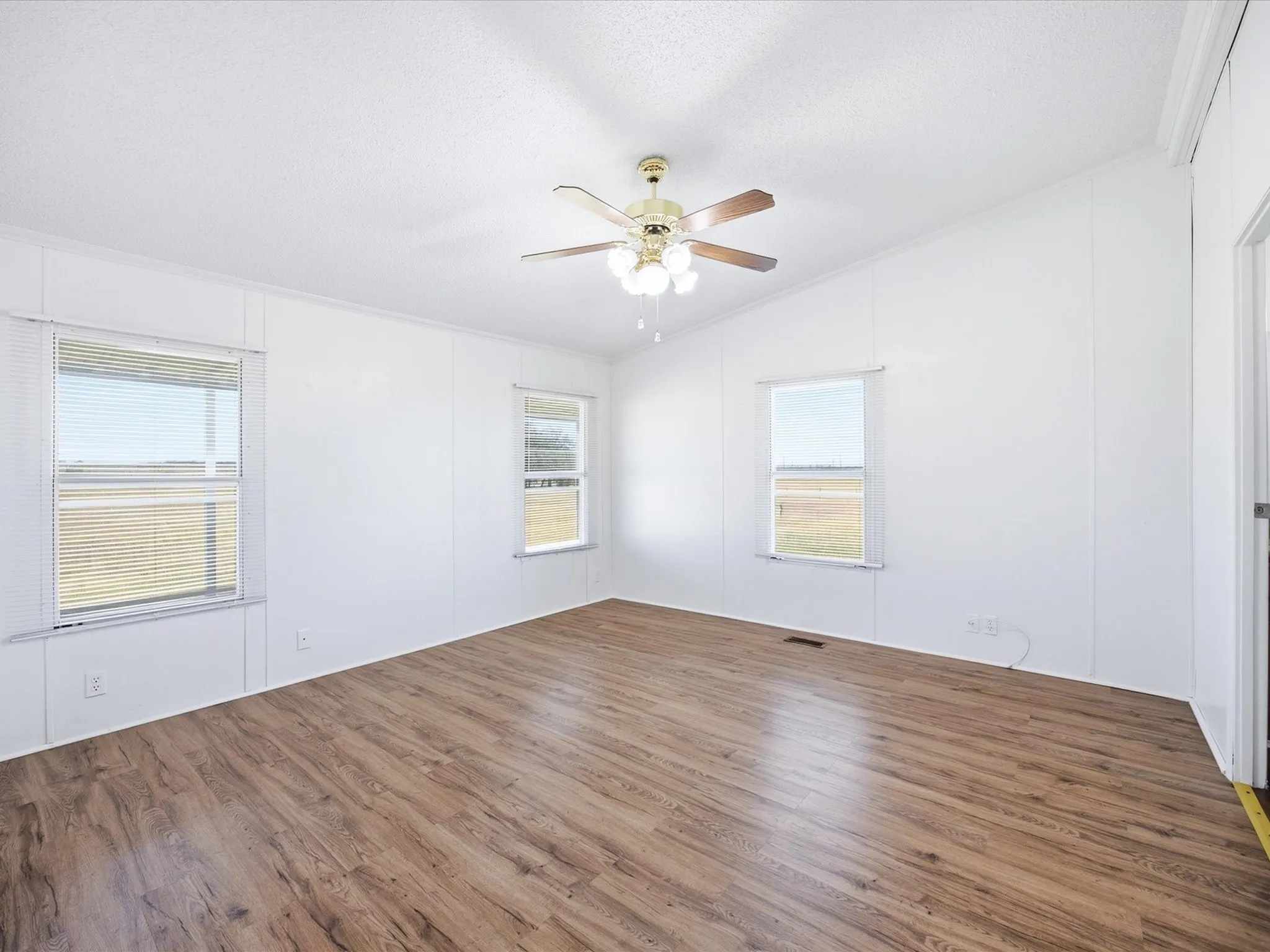 Manufactured Home For Rent in Johnson County , 3817 County Road 616, Alvarado, Texas 76009, 3 Bedroom, 2 Bathroom, Garage spaces, 1,624 Sqft, built in 1993, mls#21393996, Real Estate Agent in Alvarado, Homes For Rent in Johnson county, Homes For Rent in Alvarado, Realtor in Alvarado Texas, Real Estate Brokerage Independent Realty Texas, Luminita Cordes Realtor