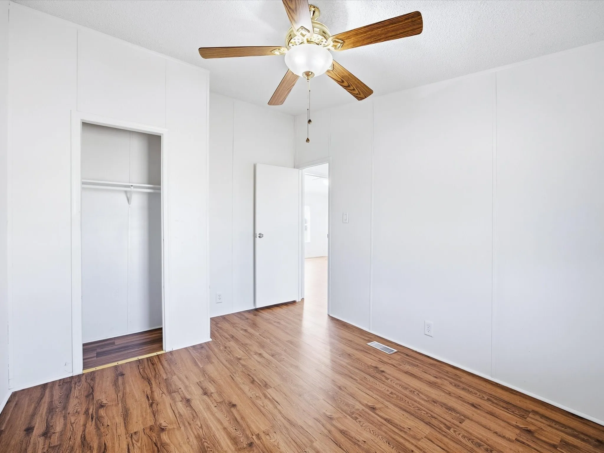 Manufactured Home For Rent in Johnson County , 3817 County Road 616, Alvarado, Texas 76009, 3 Bedroom, 2 Bathroom, Garage spaces, 1,624 Sqft, built in 1993, mls#21393996, Real Estate Agent in Alvarado, Homes For Rent in Johnson county, Homes For Rent in Alvarado, Realtor in Alvarado Texas, Real Estate Brokerage Independent Realty Texas, Luminita Cordes Realtor