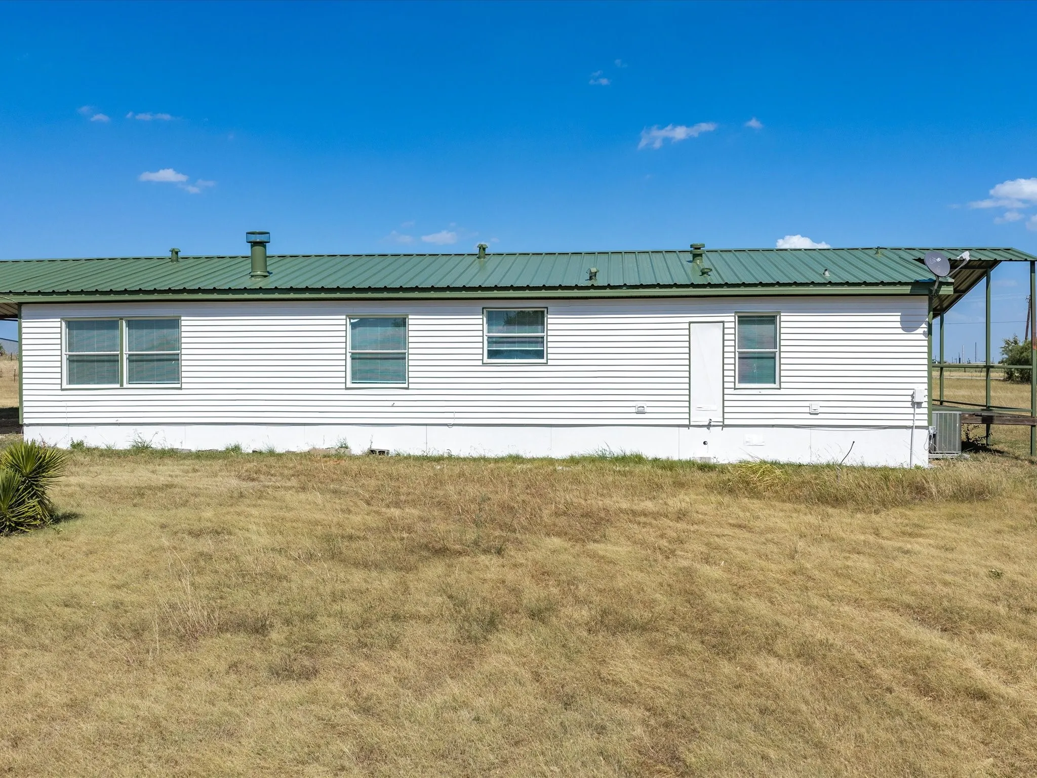 Manufactured Home For Rent in Johnson County , 3817 County Road 616, Alvarado, Texas 76009, 3 Bedroom, 2 Bathroom, Garage spaces, 1,624 Sqft, built in 1993, mls#21393996, Real Estate Agent in Alvarado, Homes For Rent in Johnson county, Homes For Rent in Alvarado, Realtor in Alvarado Texas, Real Estate Brokerage Independent Realty Texas, Luminita Cordes Realtor