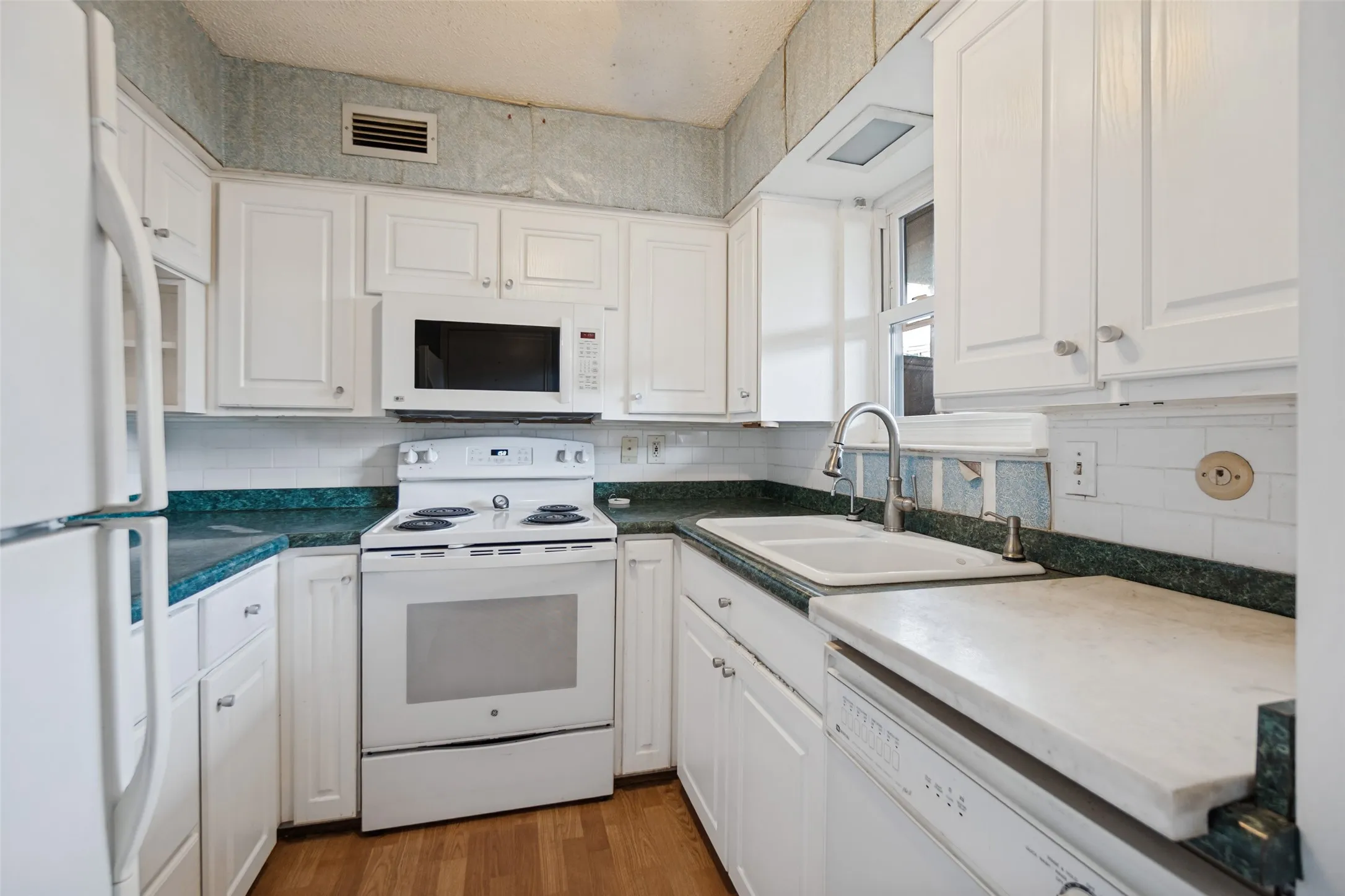 Condominium For Sale in Dallas County , 5811 Sandhurst Lane A, Dallas, Texas 75206, 2 Bedroom, 2 Bathroom, Garage spaces, 1,166 Sqft, built in 1967, mls#21388373, Real Estate Agent in Dallas, Homes For Sale in Dallas county, Homes For Sale in Dallas, Realtor in Dallas Texas, Real Estate Brokerage Independent Realty Texas, Luminita Cordes Realtor