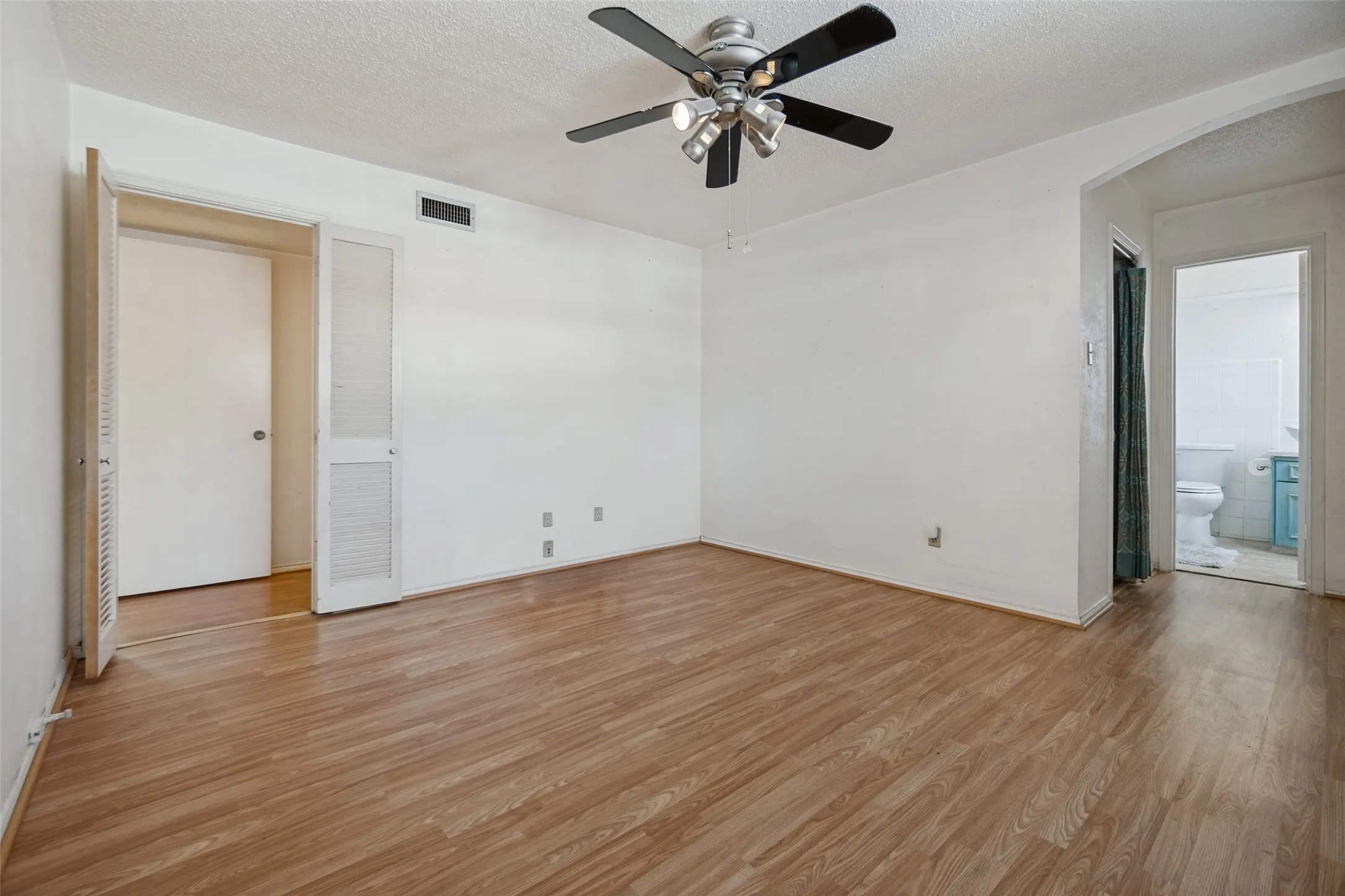Condominium For Sale in Dallas County , 5811 Sandhurst Lane A, Dallas, Texas 75206, 2 Bedroom, 2 Bathroom, Garage spaces, 1,166 Sqft, built in 1967, mls#21388373, Real Estate Agent in Dallas, Homes For Sale in Dallas county, Homes For Sale in Dallas, Realtor in Dallas Texas, Real Estate Brokerage Independent Realty Texas, Luminita Cordes Realtor