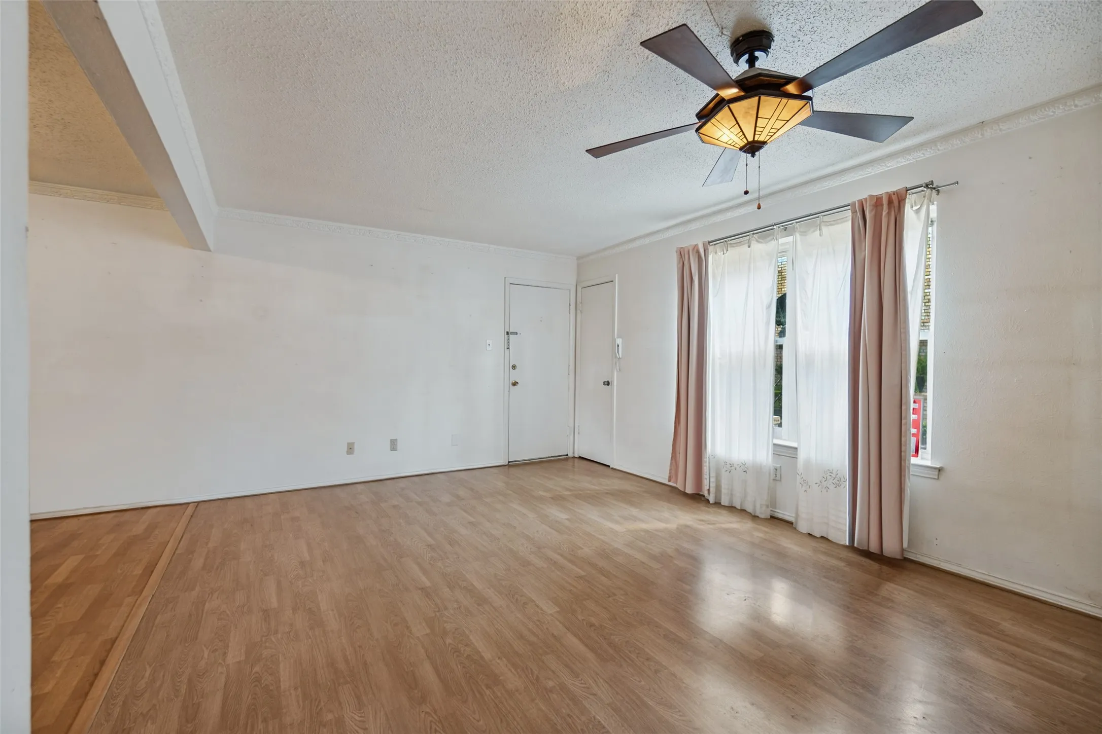 Condominium For Sale in Dallas County , 5811 Sandhurst Lane A, Dallas, Texas 75206, 2 Bedroom, 2 Bathroom, Garage spaces, 1,166 Sqft, built in 1967, mls#21388373, Real Estate Agent in Dallas, Homes For Sale in Dallas county, Homes For Sale in Dallas, Realtor in Dallas Texas, Real Estate Brokerage Independent Realty Texas, Luminita Cordes Realtor