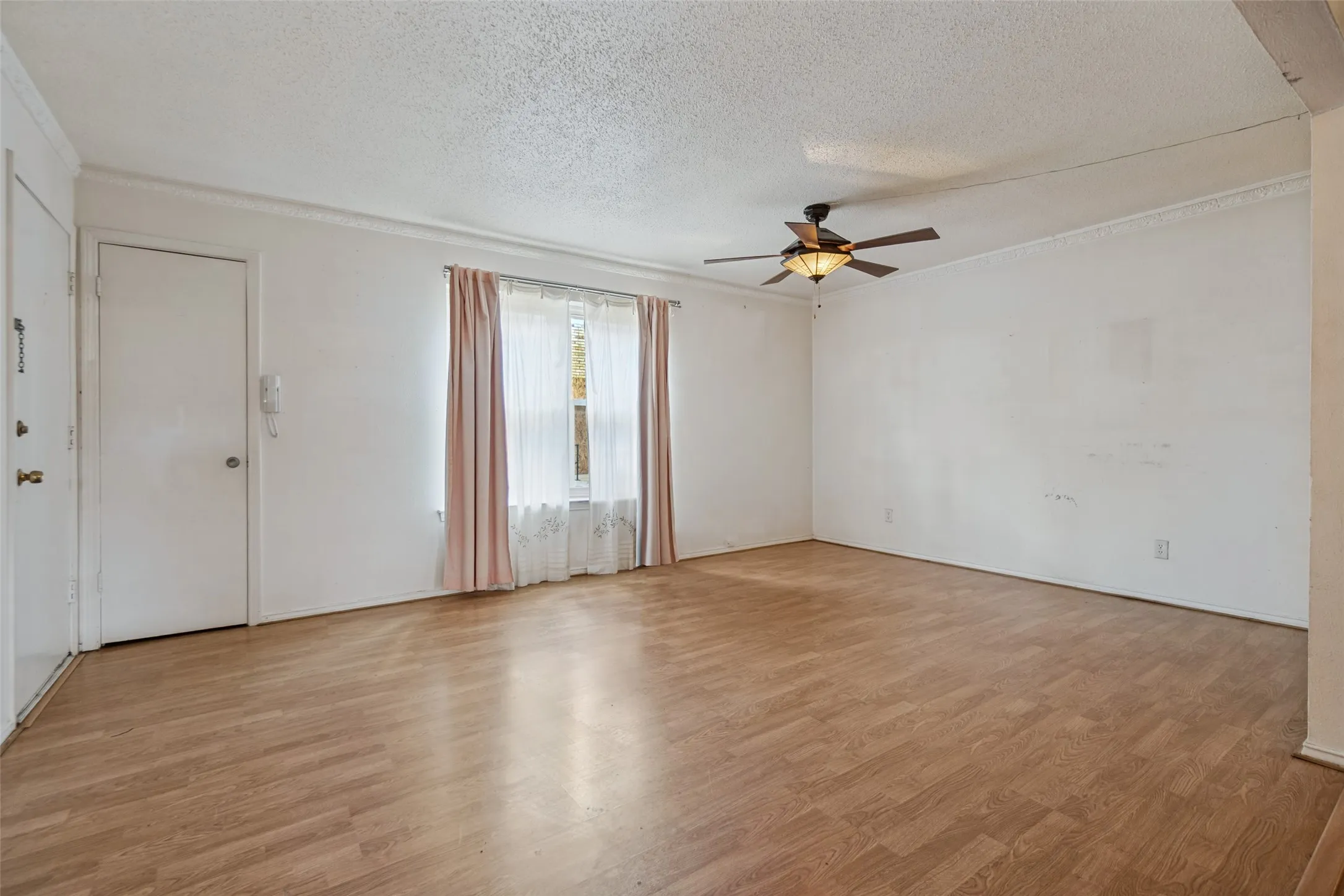 Condominium For Sale in Dallas County , 5811 Sandhurst Lane A, Dallas, Texas 75206, 2 Bedroom, 2 Bathroom, Garage spaces, 1,166 Sqft, built in 1967, mls#21388373, Real Estate Agent in Dallas, Homes For Sale in Dallas county, Homes For Sale in Dallas, Realtor in Dallas Texas, Real Estate Brokerage Independent Realty Texas, Luminita Cordes Realtor
