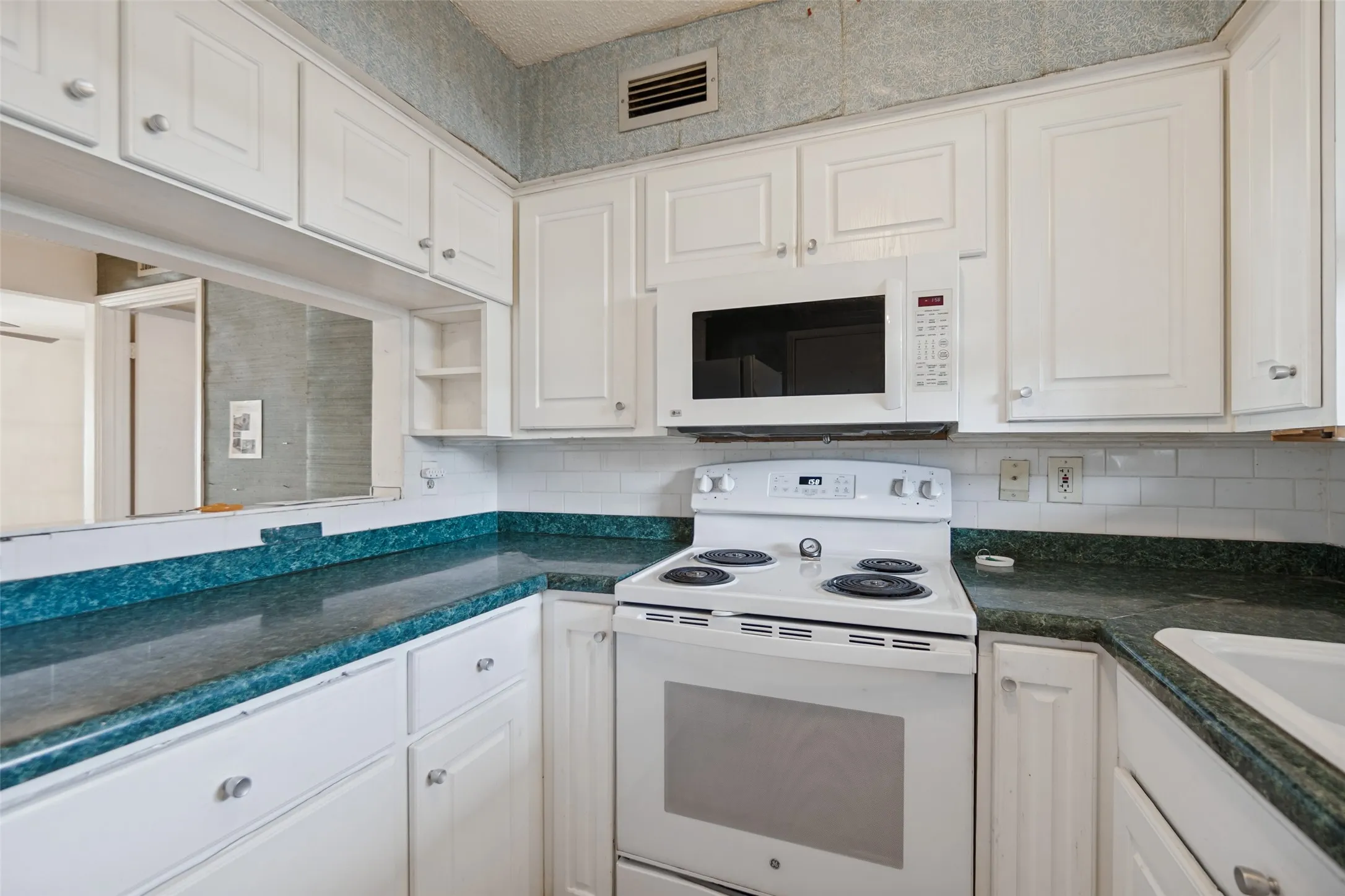 Condominium For Sale in Dallas County , 5811 Sandhurst Lane A, Dallas, Texas 75206, 2 Bedroom, 2 Bathroom, Garage spaces, 1,166 Sqft, built in 1967, mls#21388373, Real Estate Agent in Dallas, Homes For Sale in Dallas county, Homes For Sale in Dallas, Realtor in Dallas Texas, Real Estate Brokerage Independent Realty Texas, Luminita Cordes Realtor