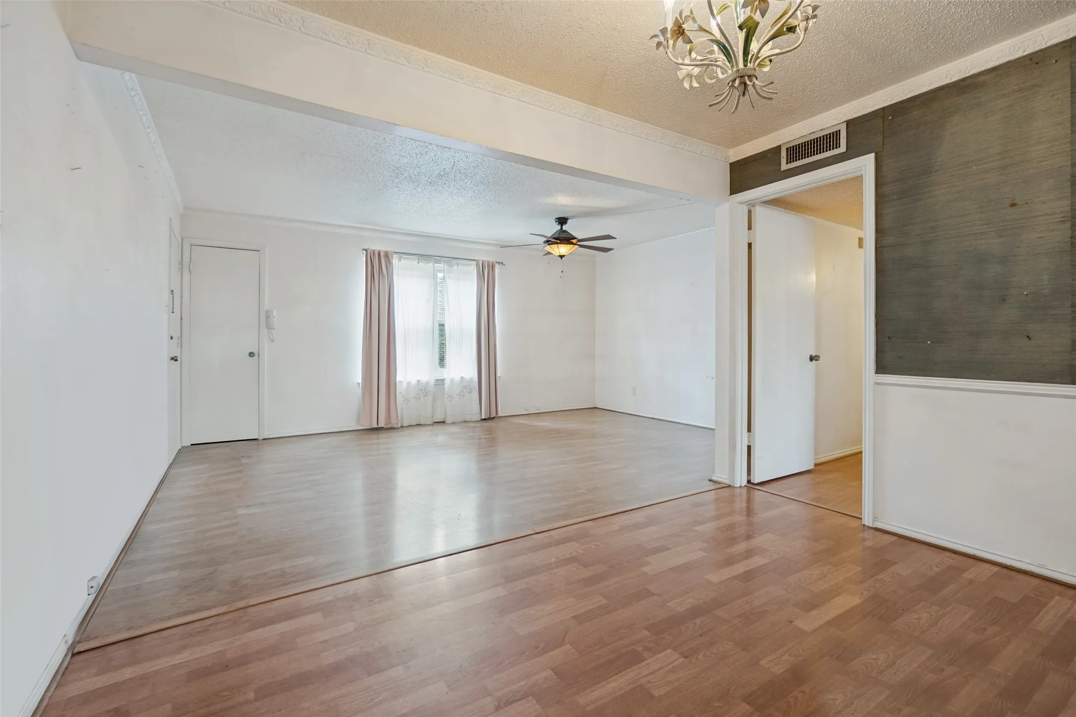 Condominium For Sale in Dallas County , 5811 Sandhurst Lane A, Dallas, Texas 75206, 2 Bedroom, 2 Bathroom, Garage spaces, 1,166 Sqft, built in 1967, mls#21388373, Real Estate Agent in Dallas, Homes For Sale in Dallas county, Homes For Sale in Dallas, Realtor in Dallas Texas, Real Estate Brokerage Independent Realty Texas, Luminita Cordes Realtor