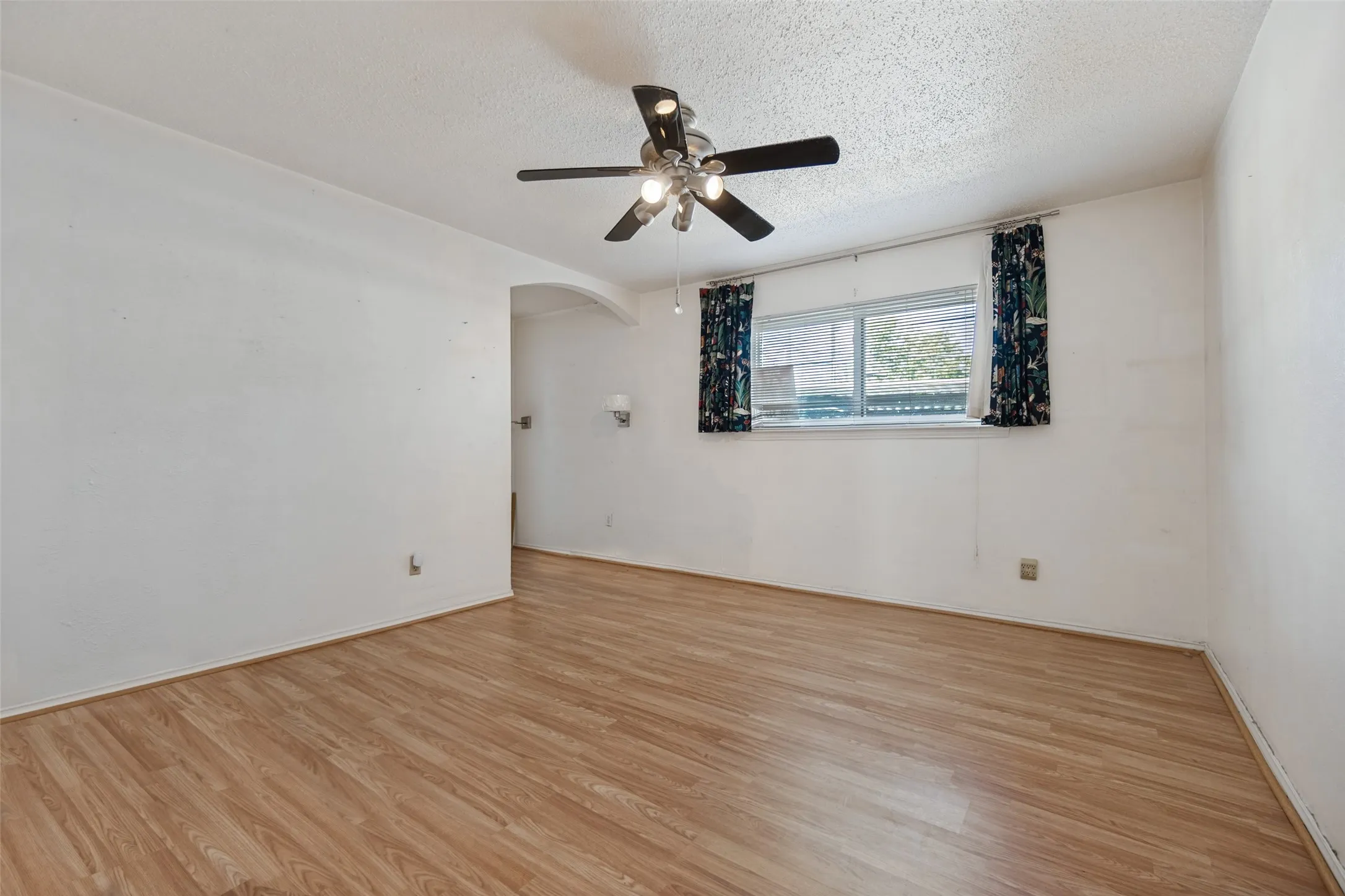 Condominium For Sale in Dallas County , 5811 Sandhurst Lane A, Dallas, Texas 75206, 2 Bedroom, 2 Bathroom, Garage spaces, 1,166 Sqft, built in 1967, mls#21388373, Real Estate Agent in Dallas, Homes For Sale in Dallas county, Homes For Sale in Dallas, Realtor in Dallas Texas, Real Estate Brokerage Independent Realty Texas, Luminita Cordes Realtor