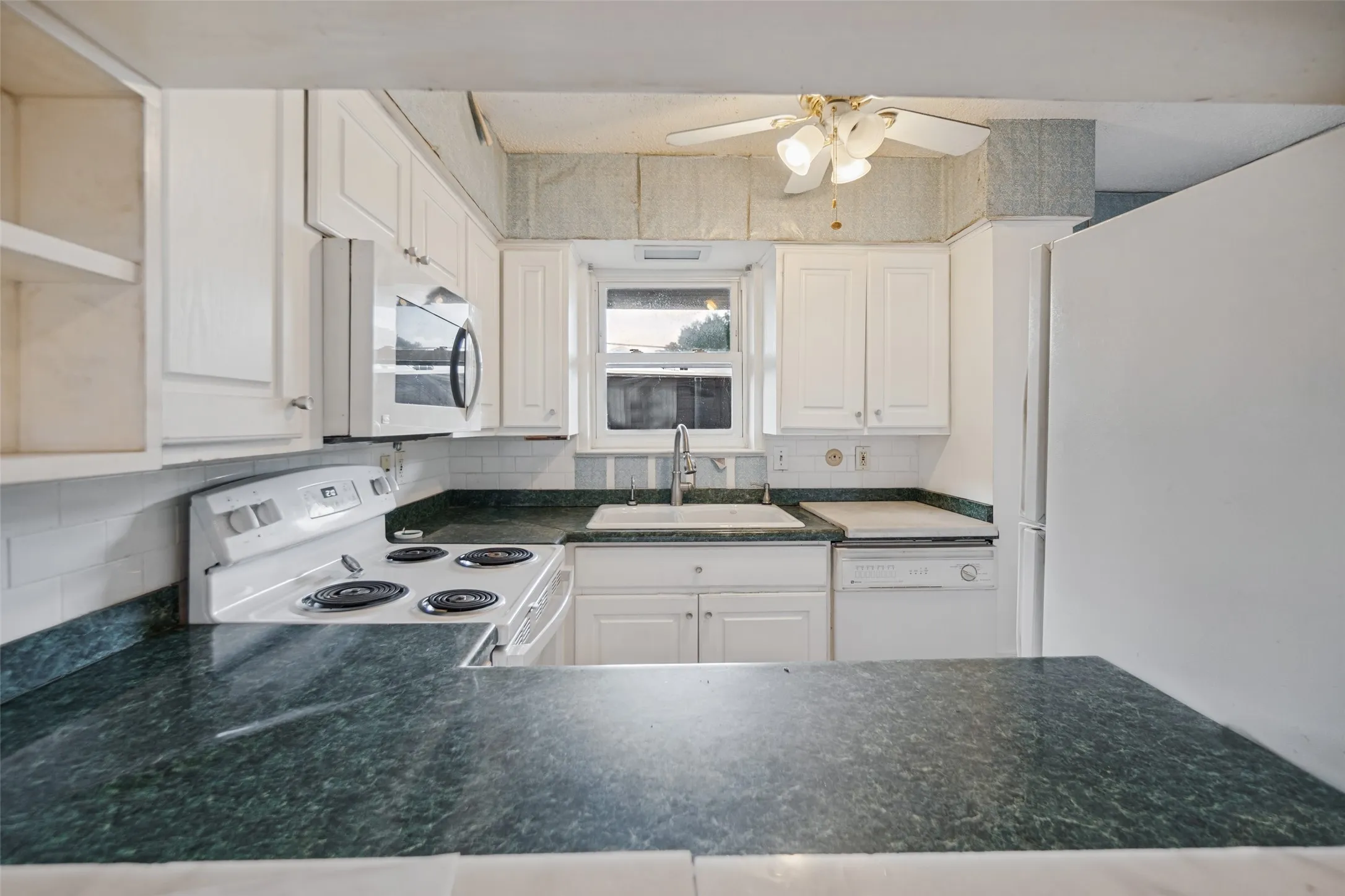 Condominium For Sale in Dallas County , 5811 Sandhurst Lane A, Dallas, Texas 75206, 2 Bedroom, 2 Bathroom, Garage spaces, 1,166 Sqft, built in 1967, mls#21388373, Real Estate Agent in Dallas, Homes For Sale in Dallas county, Homes For Sale in Dallas, Realtor in Dallas Texas, Real Estate Brokerage Independent Realty Texas, Luminita Cordes Realtor