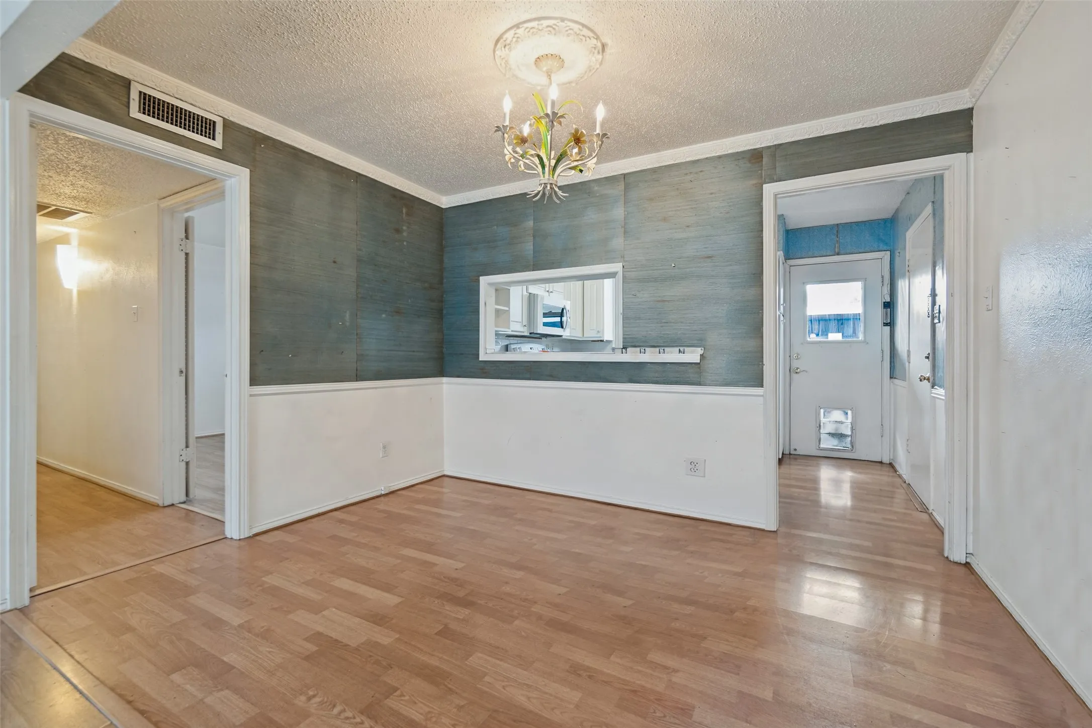 Condominium For Sale in Dallas County , 5811 Sandhurst Lane A, Dallas, Texas 75206, 2 Bedroom, 2 Bathroom, Garage spaces, 1,166 Sqft, built in 1967, mls#21388373, Real Estate Agent in Dallas, Homes For Sale in Dallas county, Homes For Sale in Dallas, Realtor in Dallas Texas, Real Estate Brokerage Independent Realty Texas, Luminita Cordes Realtor