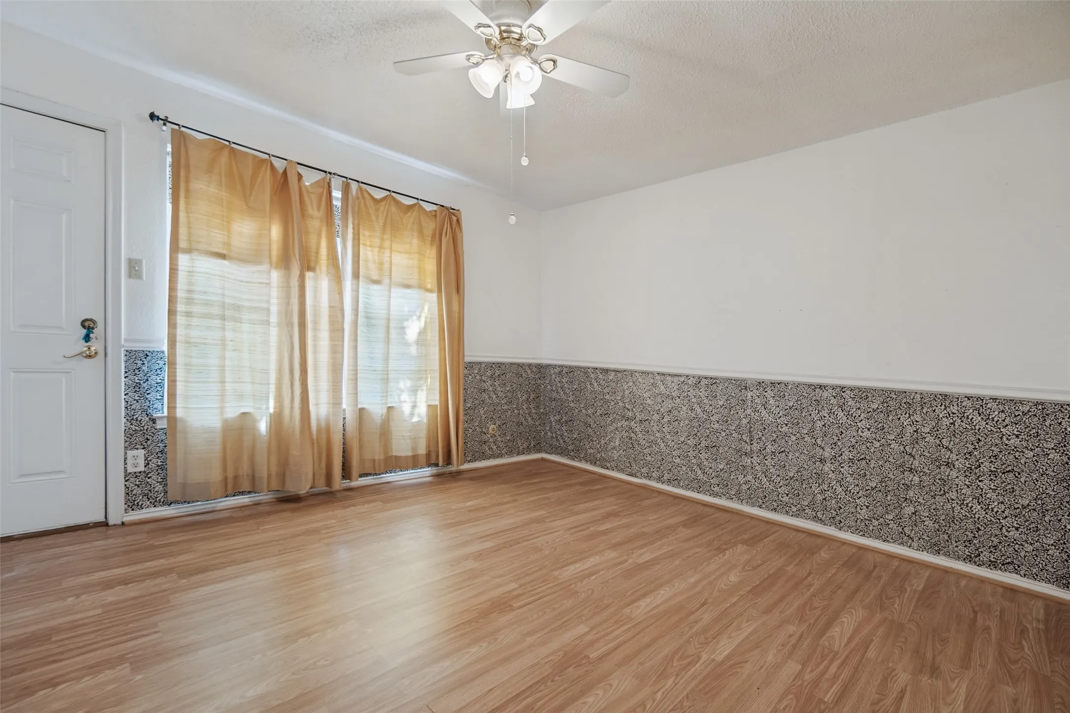 Condominium For Sale in Dallas County , 5811 Sandhurst Lane A, Dallas, Texas 75206, 2 Bedroom, 2 Bathroom, Garage spaces, 1,166 Sqft, built in 1967, mls#21388373, Real Estate Agent in Dallas, Homes For Sale in Dallas county, Homes For Sale in Dallas, Realtor in Dallas Texas, Real Estate Brokerage Independent Realty Texas, Luminita Cordes Realtor