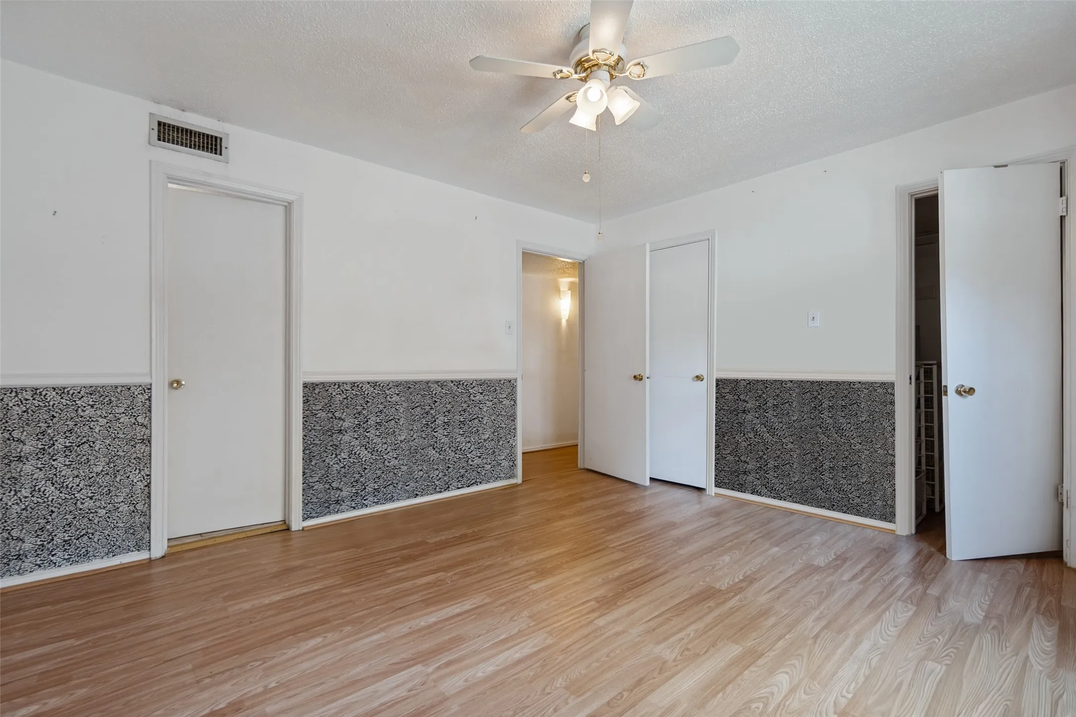Condominium For Sale in Dallas County , 5811 Sandhurst Lane A, Dallas, Texas 75206, 2 Bedroom, 2 Bathroom, Garage spaces, 1,166 Sqft, built in 1967, mls#21388373, Real Estate Agent in Dallas, Homes For Sale in Dallas county, Homes For Sale in Dallas, Realtor in Dallas Texas, Real Estate Brokerage Independent Realty Texas, Luminita Cordes Realtor