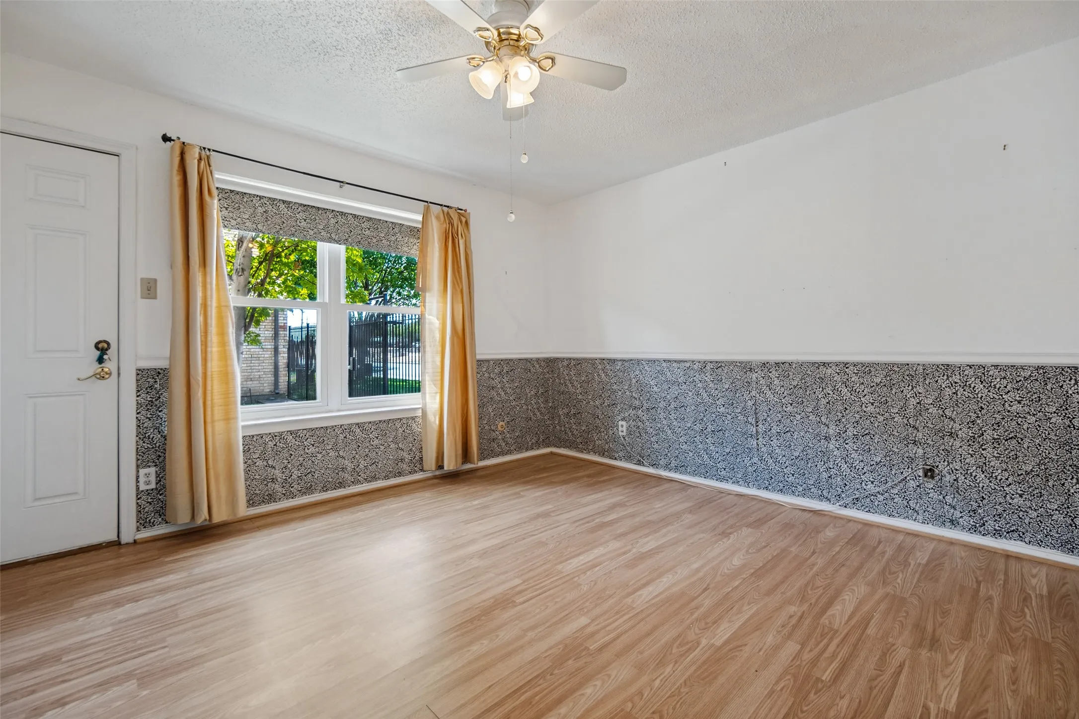 Condominium For Sale in Dallas County , 5811 Sandhurst Lane A, Dallas, Texas 75206, 2 Bedroom, 2 Bathroom, Garage spaces, 1,166 Sqft, built in 1967, mls#21388373, Real Estate Agent in Dallas, Homes For Sale in Dallas county, Homes For Sale in Dallas, Realtor in Dallas Texas, Real Estate Brokerage Independent Realty Texas, Luminita Cordes Realtor
