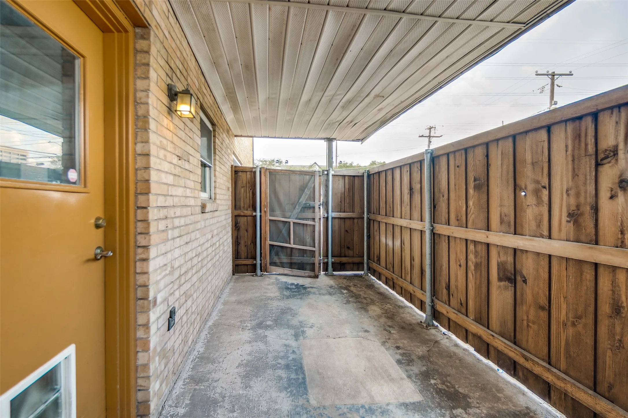 Condominium For Sale in Dallas County , 5811 Sandhurst Lane A, Dallas, Texas 75206, 2 Bedroom, 2 Bathroom, Garage spaces, 1,166 Sqft, built in 1967, mls#21388373, Real Estate Agent in Dallas, Homes For Sale in Dallas county, Homes For Sale in Dallas, Realtor in Dallas Texas, Real Estate Brokerage Independent Realty Texas, Luminita Cordes Realtor