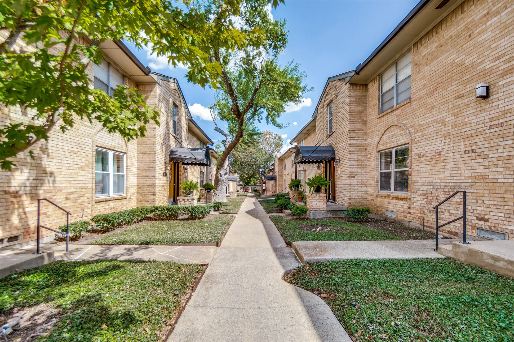 Condominium For Sale in Dallas County , 5811 Sandhurst Lane A, Dallas, Texas 75206, 2 Bedroom, 2 Bathroom, Garage spaces, 1,166 Sqft, built in 1967, mls#21388373, Real Estate Agent in Dallas, Homes For Sale in Dallas county, Homes For Sale in Dallas, Realtor in Dallas Texas, Real Estate Brokerage Independent Realty Texas, Luminita Cordes Realtor