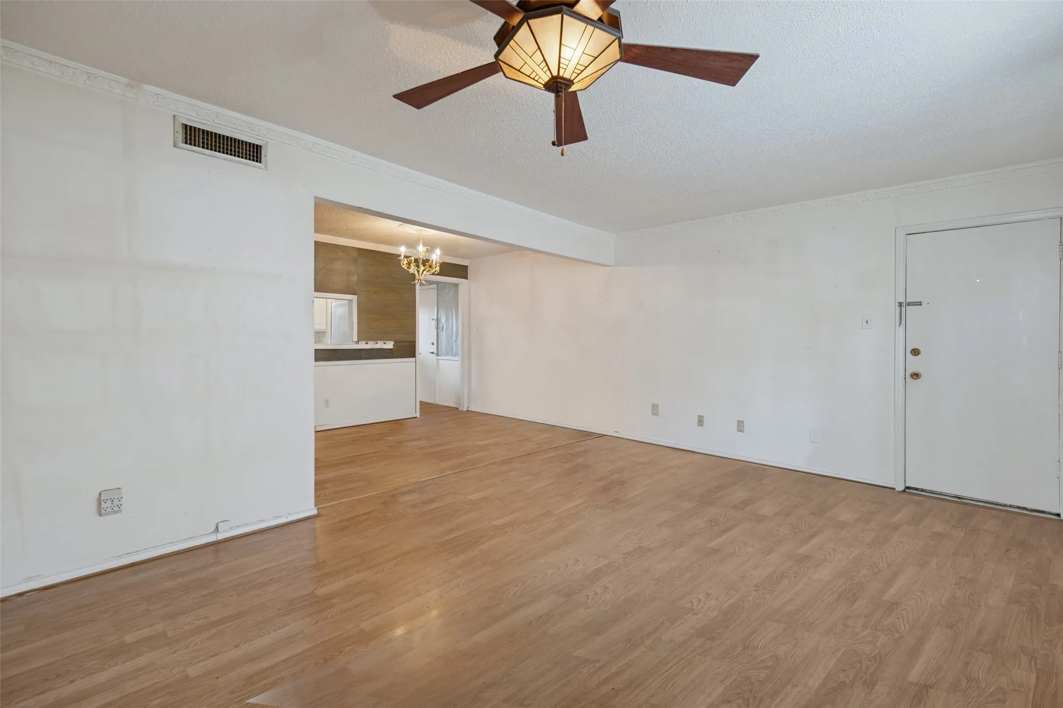 Condominium For Sale in Dallas County , 5811 Sandhurst Lane A, Dallas, Texas 75206, 2 Bedroom, 2 Bathroom, Garage spaces, 1,166 Sqft, built in 1967, mls#21388373, Real Estate Agent in Dallas, Homes For Sale in Dallas county, Homes For Sale in Dallas, Realtor in Dallas Texas, Real Estate Brokerage Independent Realty Texas, Luminita Cordes Realtor