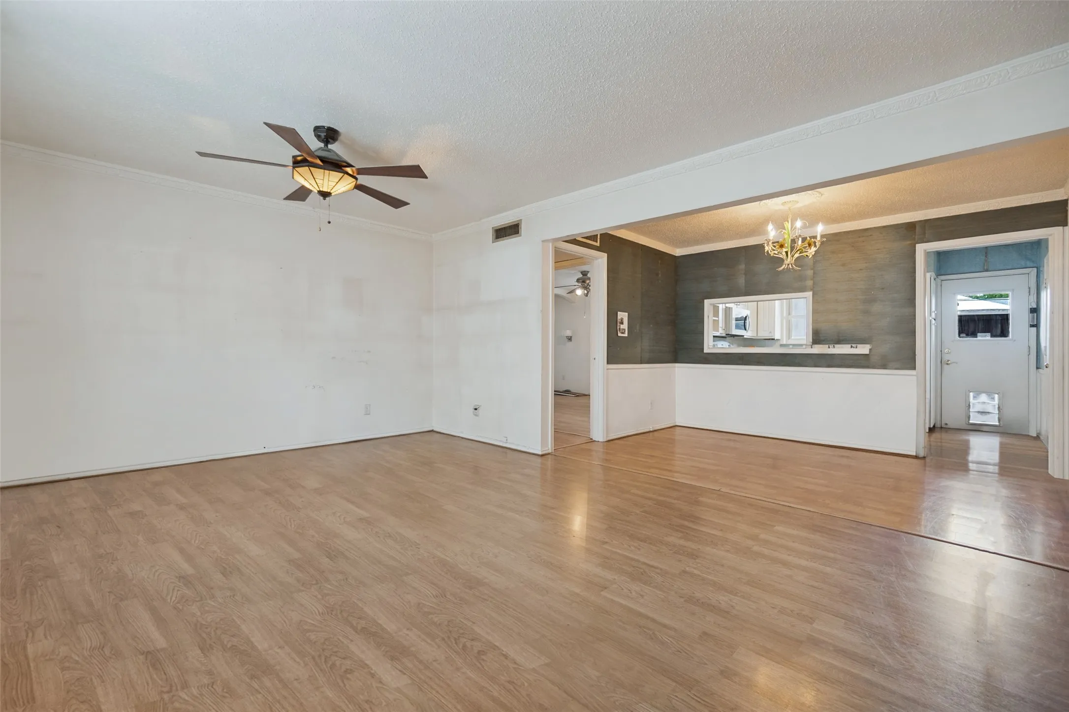Condominium For Sale in Dallas County , 5811 Sandhurst Lane A, Dallas, Texas 75206, 2 Bedroom, 2 Bathroom, Garage spaces, 1,166 Sqft, built in 1967, mls#21388373, Real Estate Agent in Dallas, Homes For Sale in Dallas county, Homes For Sale in Dallas, Realtor in Dallas Texas, Real Estate Brokerage Independent Realty Texas, Luminita Cordes Realtor