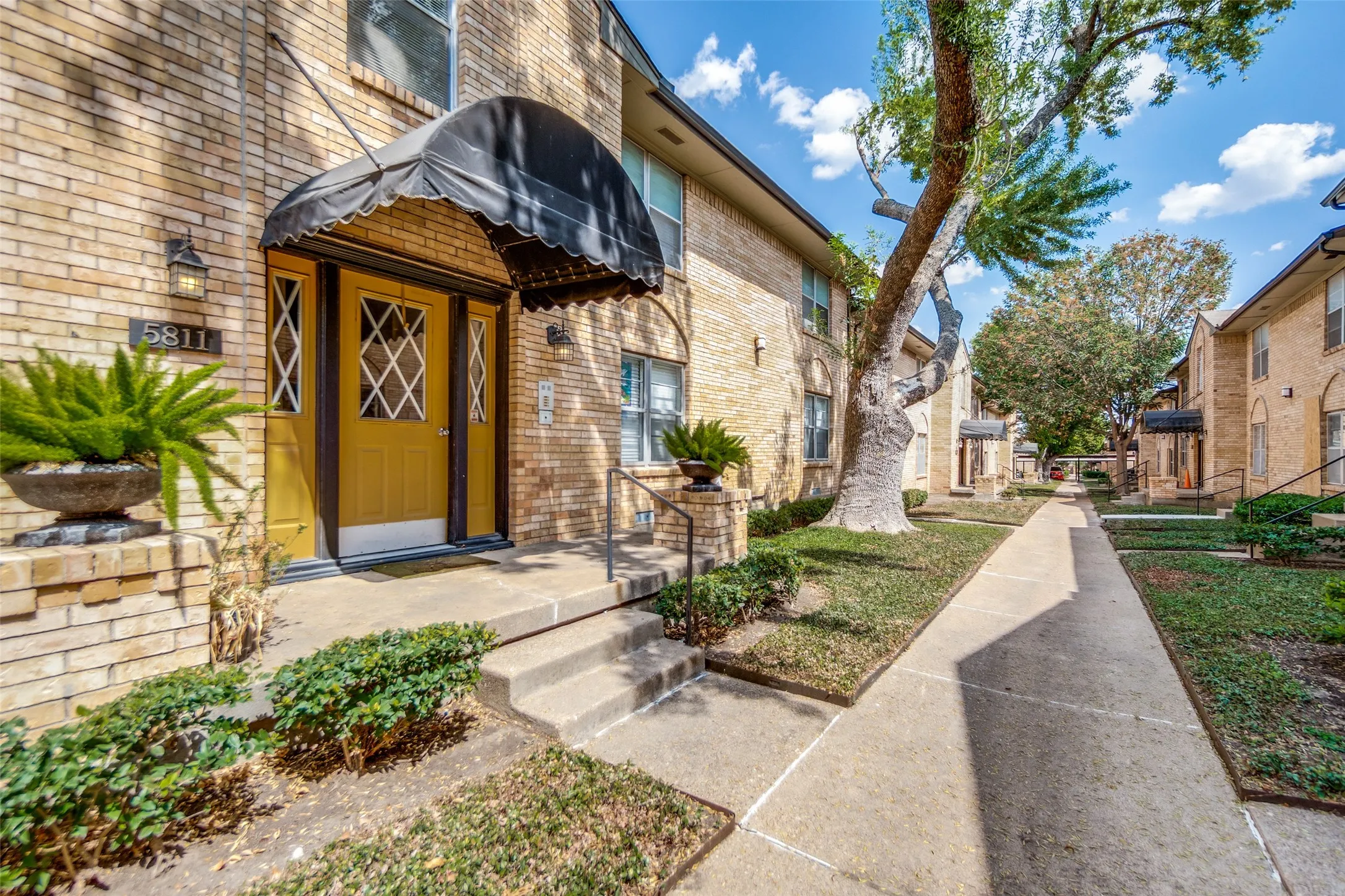 Condominium For Sale in Dallas County , 5811 Sandhurst Lane A, Dallas, Texas 75206, 2 Bedroom, 2 Bathroom, Garage spaces, 1,166 Sqft, built in 1967, mls#21388373, Real Estate Agent in Dallas, Homes For Sale in Dallas county, Homes For Sale in Dallas, Realtor in Dallas Texas, Real Estate Brokerage Independent Realty Texas, Luminita Cordes Realtor