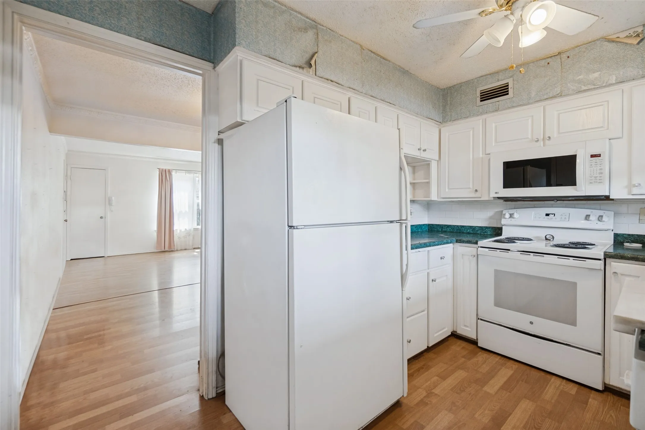 Condominium For Sale in Dallas County , 5811 Sandhurst Lane A, Dallas, Texas 75206, 2 Bedroom, 2 Bathroom, Garage spaces, 1,166 Sqft, built in 1967, mls#21388373, Real Estate Agent in Dallas, Homes For Sale in Dallas county, Homes For Sale in Dallas, Realtor in Dallas Texas, Real Estate Brokerage Independent Realty Texas, Luminita Cordes Realtor