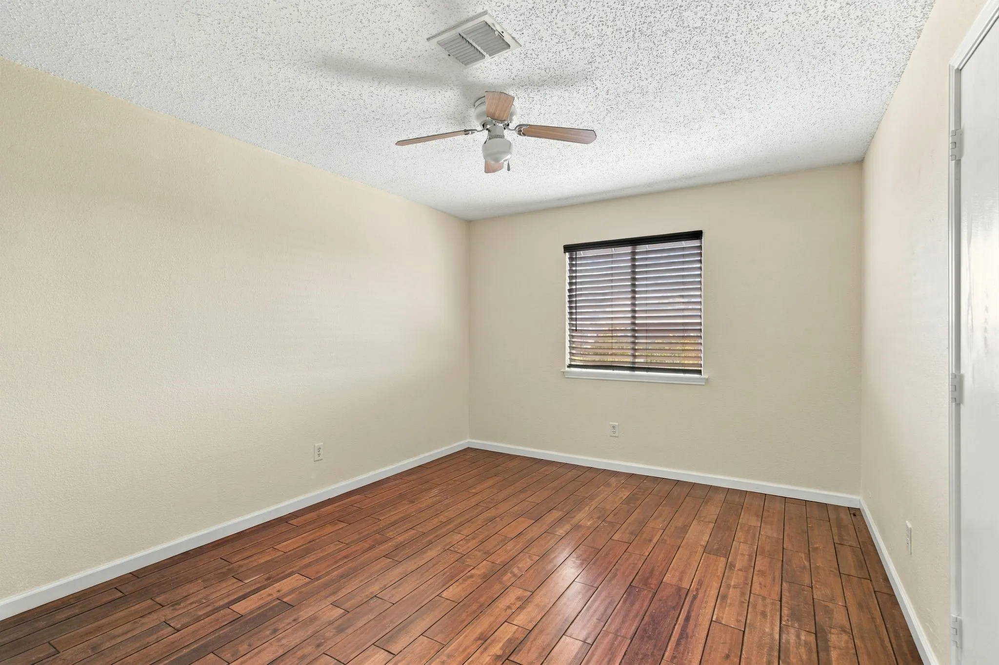Single Family Residence For Sale in Denton County , 1409 Ridgecrest Drive, Little Elm, Texas 75068, 4 Bedroom, 3 Bathroom, 2 Garage spaces, 2,566 Sqft, built in 2001, mls#21394109, Real Estate Agent in Little Elm, Homes For Sale in Denton county, Homes For Sale in Little Elm, Realtor in Little Elm Texas, Real Estate Brokerage Independent Realty Texas, Luminita Cordes Realtor