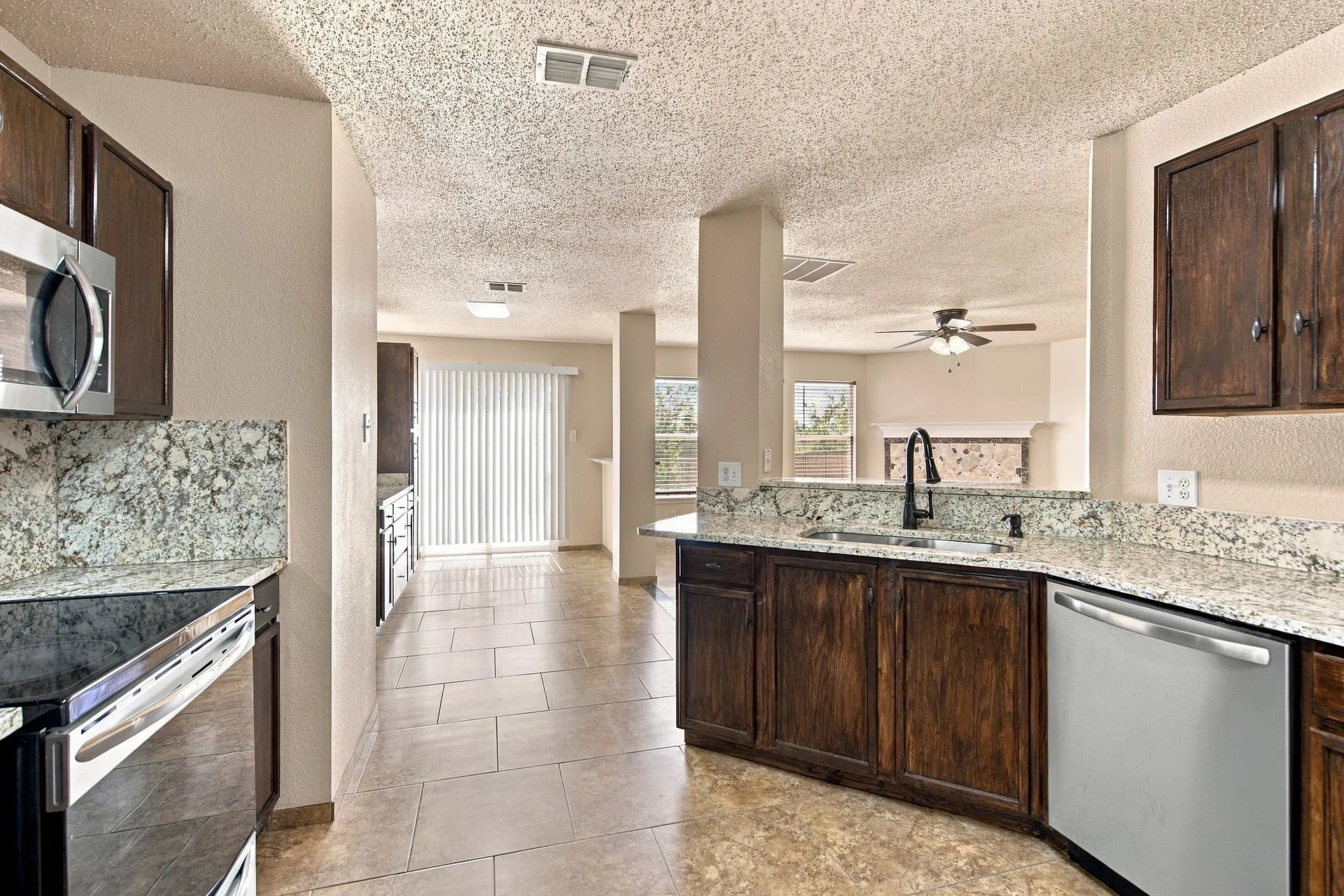 Single Family Residence For Sale in Denton County , 1409 Ridgecrest Drive, Little Elm, Texas 75068, 4 Bedroom, 3 Bathroom, 2 Garage spaces, 2,566 Sqft, built in 2001, mls#21394109, Real Estate Agent in Little Elm, Homes For Sale in Denton county, Homes For Sale in Little Elm, Realtor in Little Elm Texas, Real Estate Brokerage Independent Realty Texas, Luminita Cordes Realtor