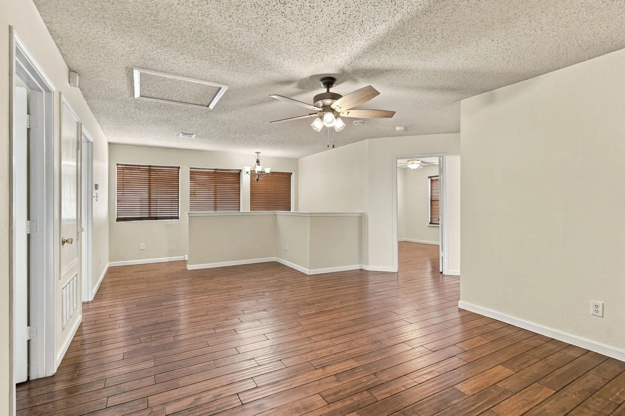 Single Family Residence For Sale in Denton County , 1409 Ridgecrest Drive, Little Elm, Texas 75068, 4 Bedroom, 3 Bathroom, 2 Garage spaces, 2,566 Sqft, built in 2001, mls#21394109, Real Estate Agent in Little Elm, Homes For Sale in Denton county, Homes For Sale in Little Elm, Realtor in Little Elm Texas, Real Estate Brokerage Independent Realty Texas, Luminita Cordes Realtor