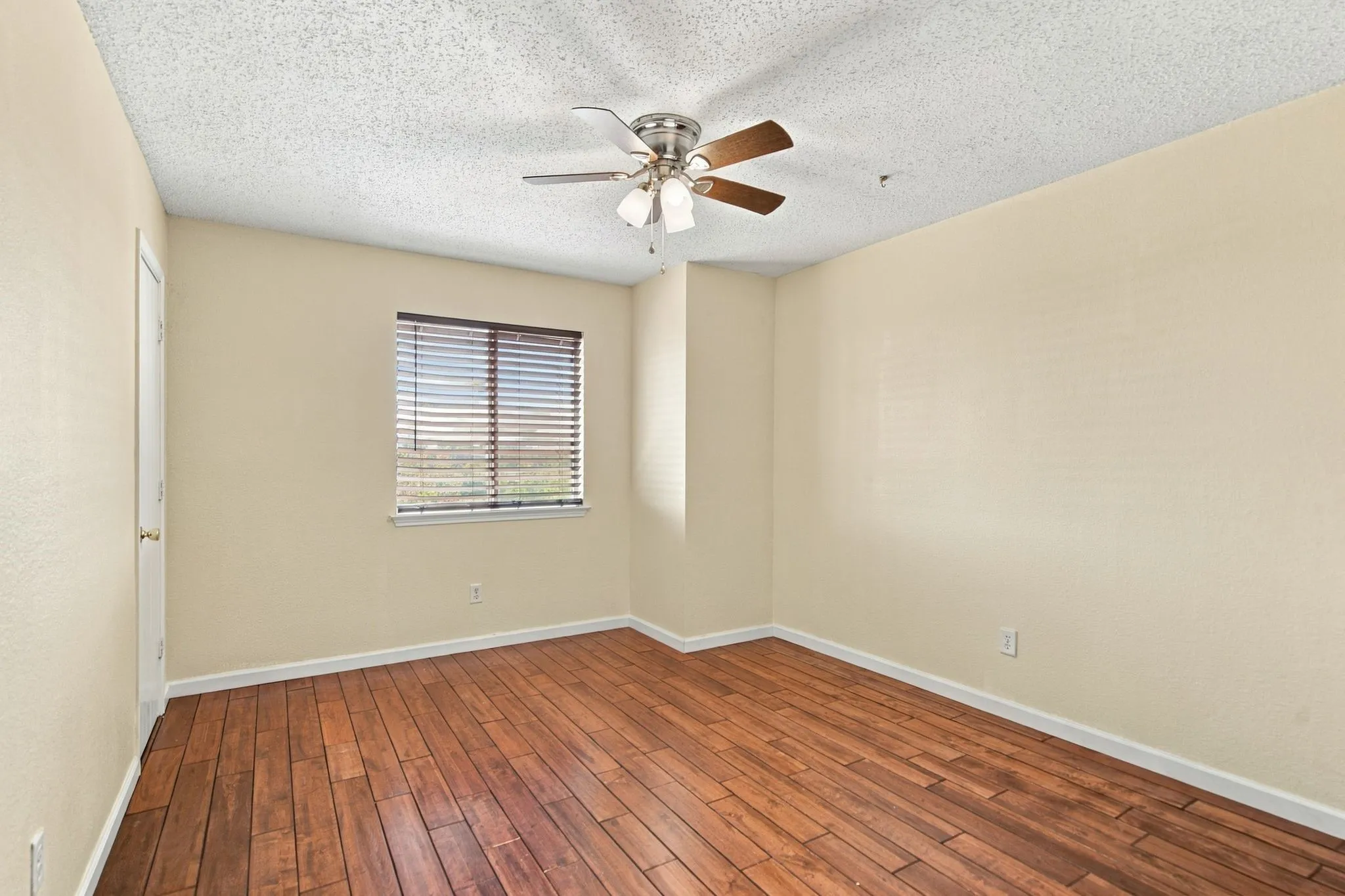Single Family Residence For Sale in Denton County , 1409 Ridgecrest Drive, Little Elm, Texas 75068, 4 Bedroom, 3 Bathroom, 2 Garage spaces, 2,566 Sqft, built in 2001, mls#21394109, Real Estate Agent in Little Elm, Homes For Sale in Denton county, Homes For Sale in Little Elm, Realtor in Little Elm Texas, Real Estate Brokerage Independent Realty Texas, Luminita Cordes Realtor