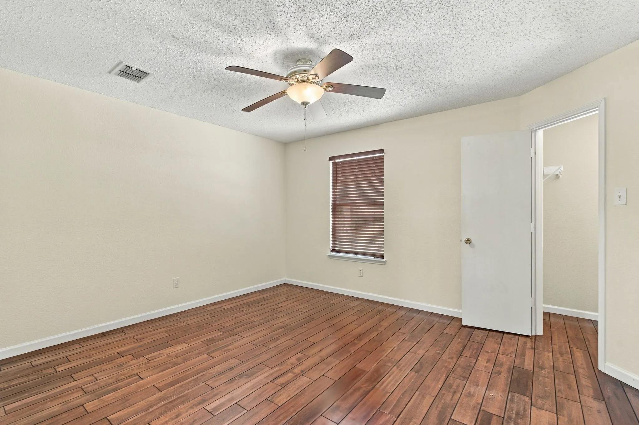 Single Family Residence For Sale in Denton County , 1409 Ridgecrest Drive, Little Elm, Texas 75068, 4 Bedroom, 3 Bathroom, 2 Garage spaces, 2,566 Sqft, built in 2001, mls#21394109, Real Estate Agent in Little Elm, Homes For Sale in Denton county, Homes For Sale in Little Elm, Realtor in Little Elm Texas, Real Estate Brokerage Independent Realty Texas, Luminita Cordes Realtor