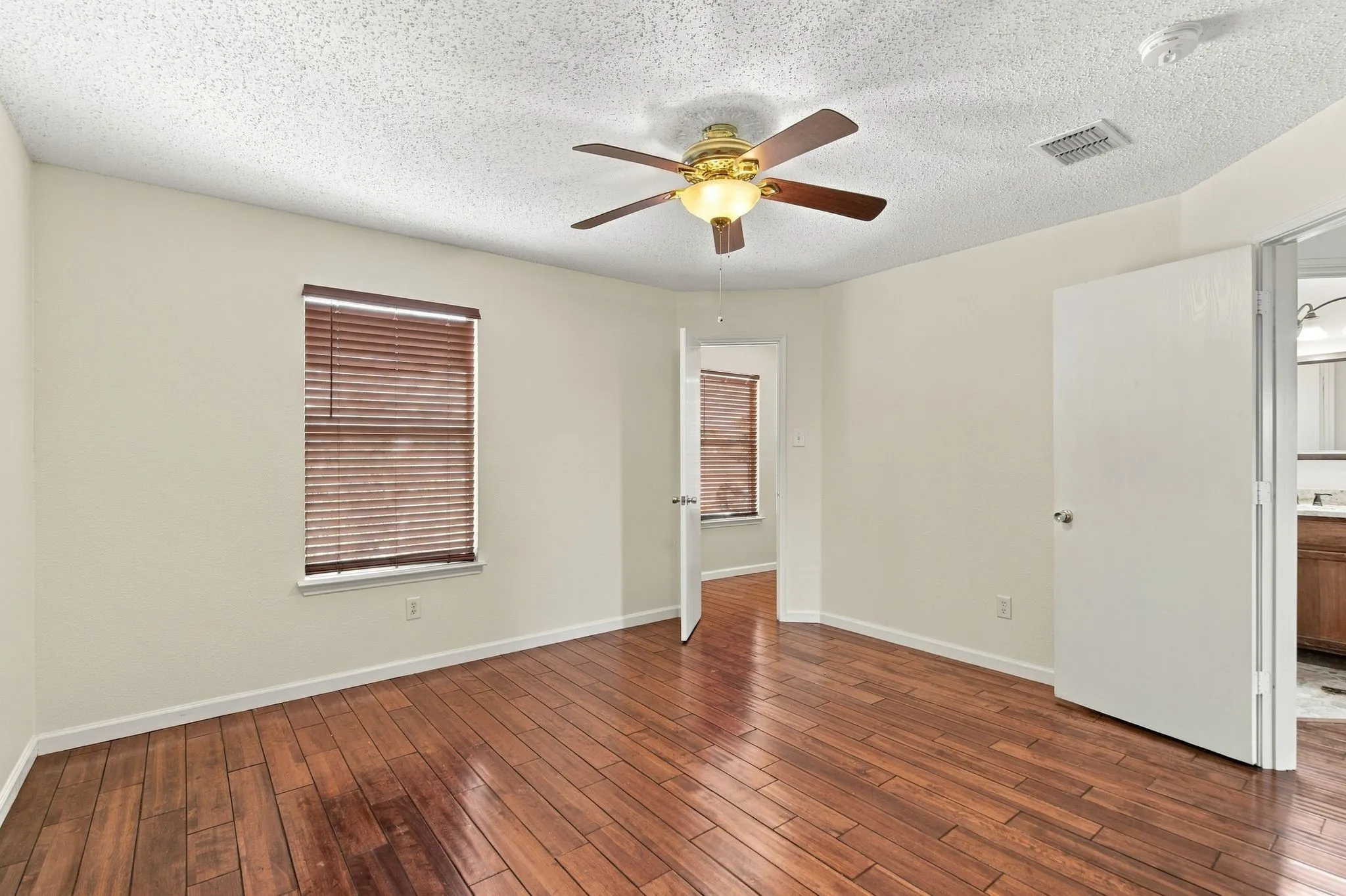 Single Family Residence For Sale in Denton County , 1409 Ridgecrest Drive, Little Elm, Texas 75068, 4 Bedroom, 3 Bathroom, 2 Garage spaces, 2,566 Sqft, built in 2001, mls#21394109, Real Estate Agent in Little Elm, Homes For Sale in Denton county, Homes For Sale in Little Elm, Realtor in Little Elm Texas, Real Estate Brokerage Independent Realty Texas, Luminita Cordes Realtor
