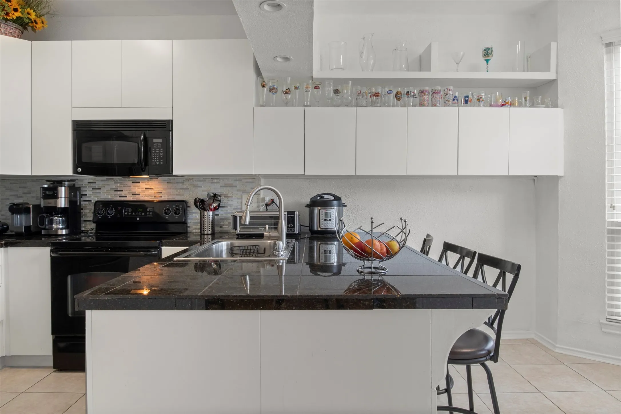 Condominium For Rent in Dallas County , 215 Cimarron Trail 1, Irving, Texas 75063, 2 Bedroom, 3 Bathroom, 1 Garage spaces, 1,348 Sqft, built in 1985, mls#21393097, Real Estate Agent in Irving, Homes For Rent in Dallas county, Homes For Rent in Irving, Realtor in Irving Texas, Real Estate Brokerage Independent Realty Texas, Luminita Cordes Realtor