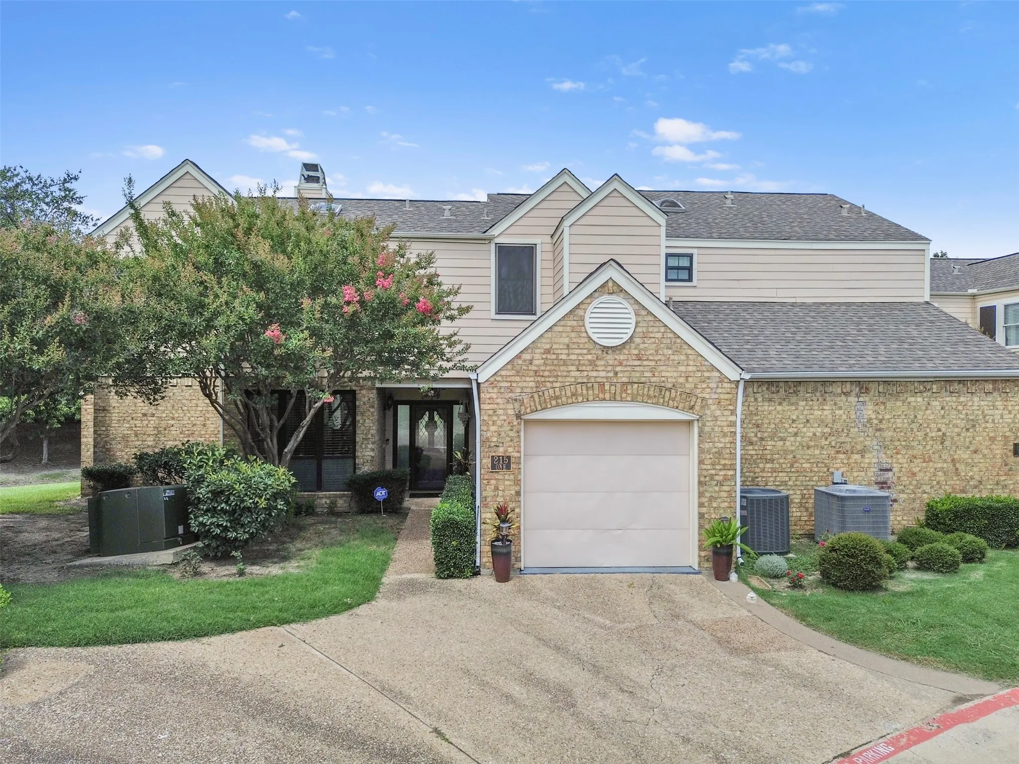 Condominium For Rent in Dallas County , 215 Cimarron Trail 1, Irving, Texas 75063, 2 Bedroom, 3 Bathroom, 1 Garage spaces, 1,348 Sqft, built in 1985, mls#21393097, Real Estate Agent in Irving, Homes For Rent in Dallas county, Homes For Rent in Irving, Realtor in Irving Texas, Real Estate Brokerage Independent Realty Texas, Luminita Cordes Realtor