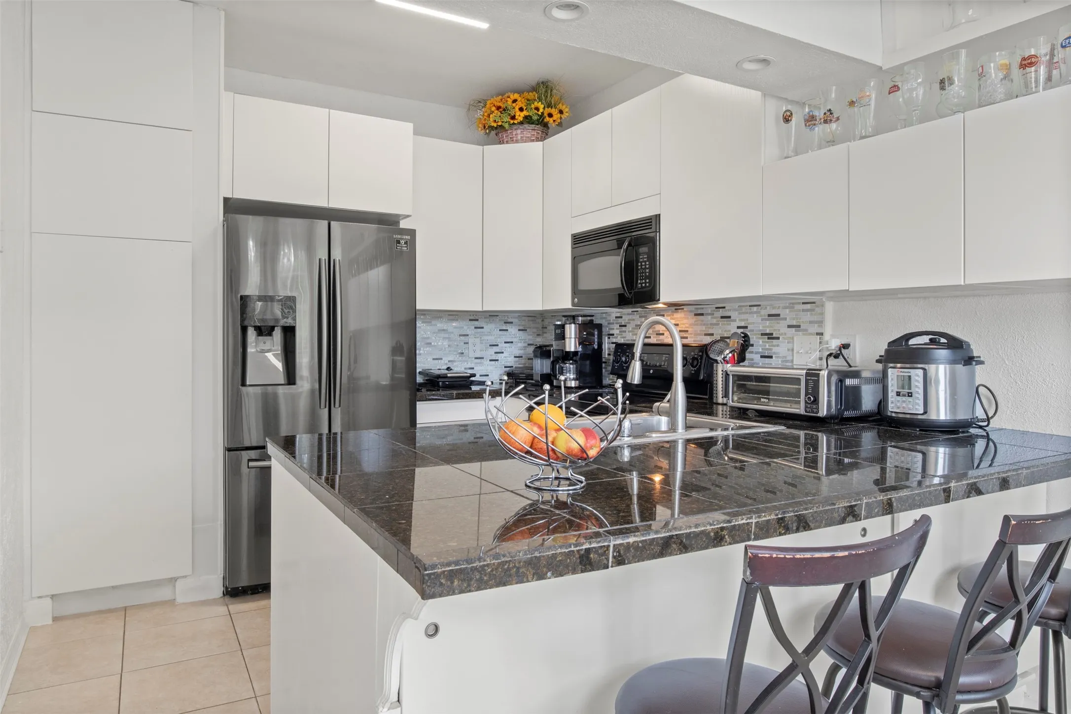 Condominium For Rent in Dallas County , 215 Cimarron Trail 1, Irving, Texas 75063, 2 Bedroom, 3 Bathroom, 1 Garage spaces, 1,348 Sqft, built in 1985, mls#21393097, Real Estate Agent in Irving, Homes For Rent in Dallas county, Homes For Rent in Irving, Realtor in Irving Texas, Real Estate Brokerage Independent Realty Texas, Luminita Cordes Realtor