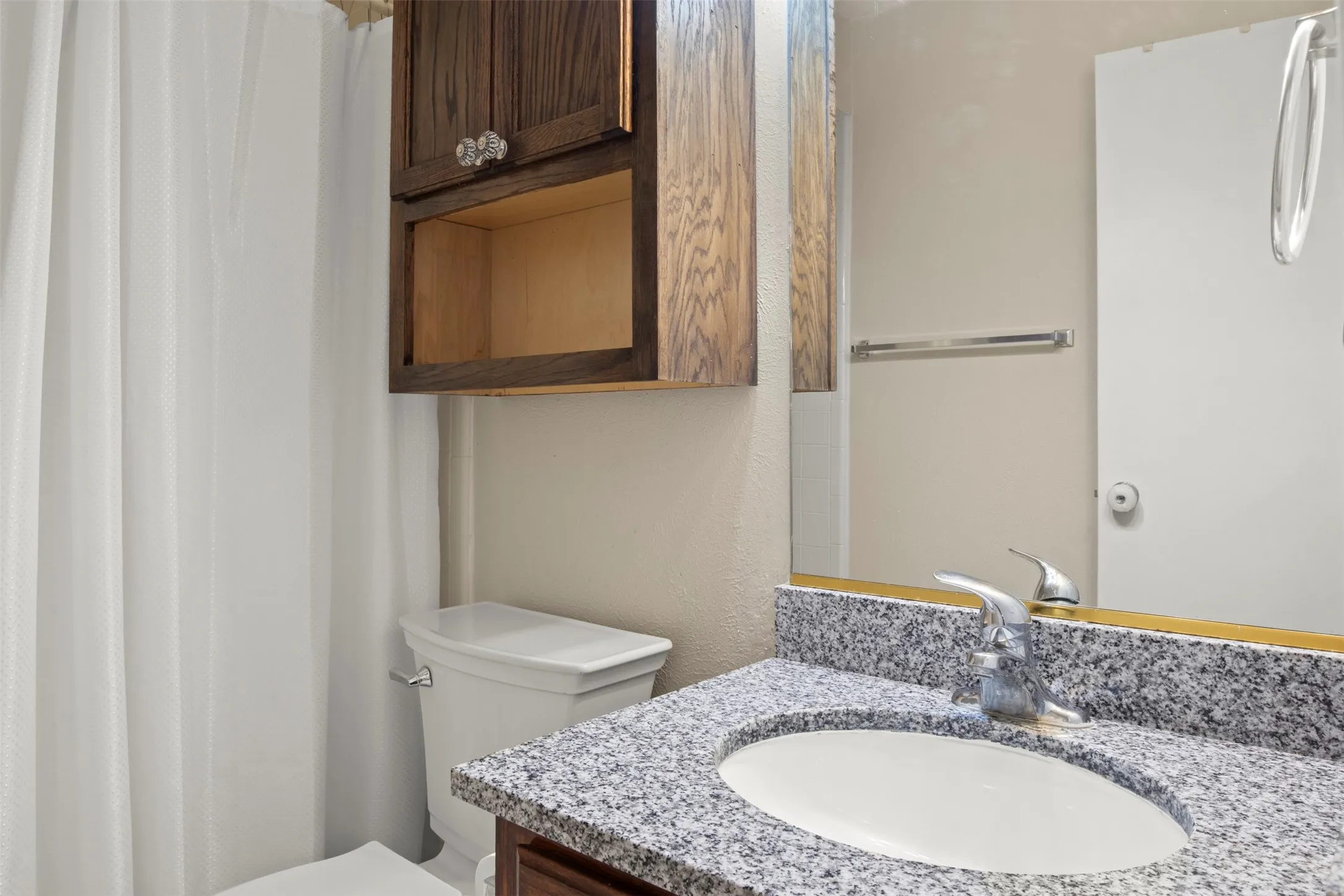 Condominium For Rent in Dallas County , 215 Cimarron Trail 1, Irving, Texas 75063, 2 Bedroom, 3 Bathroom, 1 Garage spaces, 1,348 Sqft, built in 1985, mls#21393097, Real Estate Agent in Irving, Homes For Rent in Dallas county, Homes For Rent in Irving, Realtor in Irving Texas, Real Estate Brokerage Independent Realty Texas, Luminita Cordes Realtor